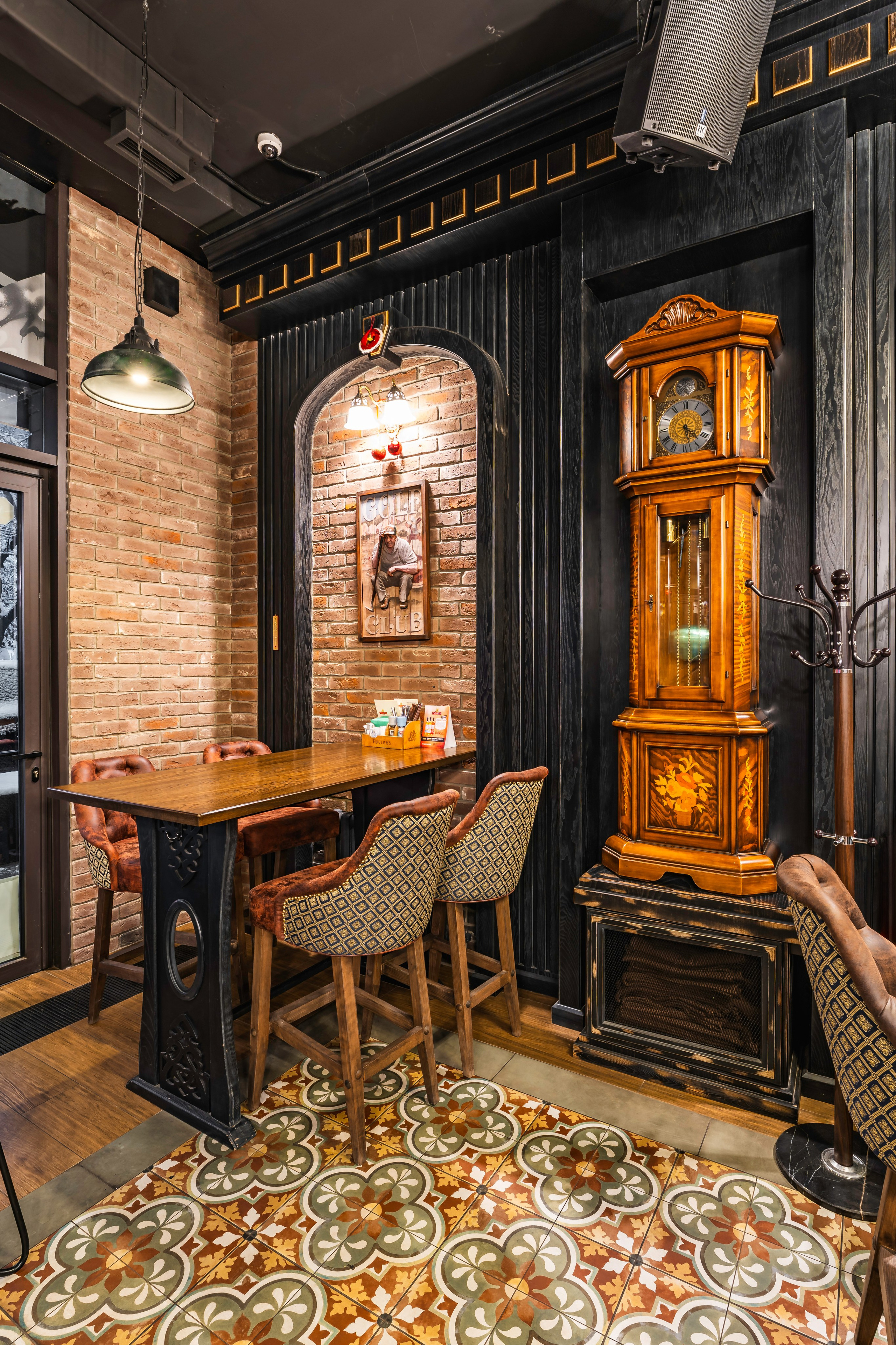 Алматы, Fuller's Izumrud — небольшой уютный паб в тихом районе, декабрь 2025. Интерьерный фотограф Алматы