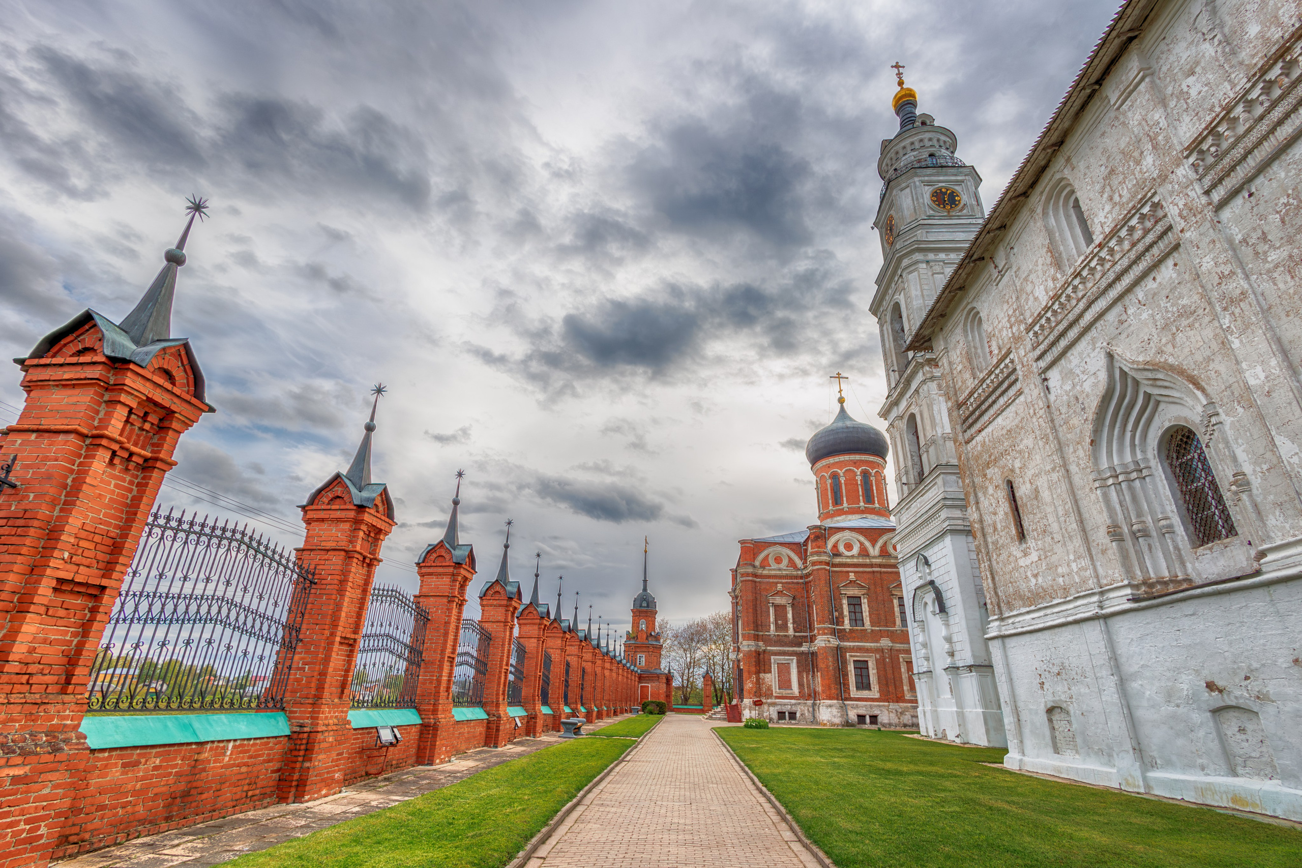 «Тайны Волоколамского кремля: Эхо веков в камне и звоне». 1000 куполов России, фотопроект Вадима Квятковского и Надежды Ельцовой