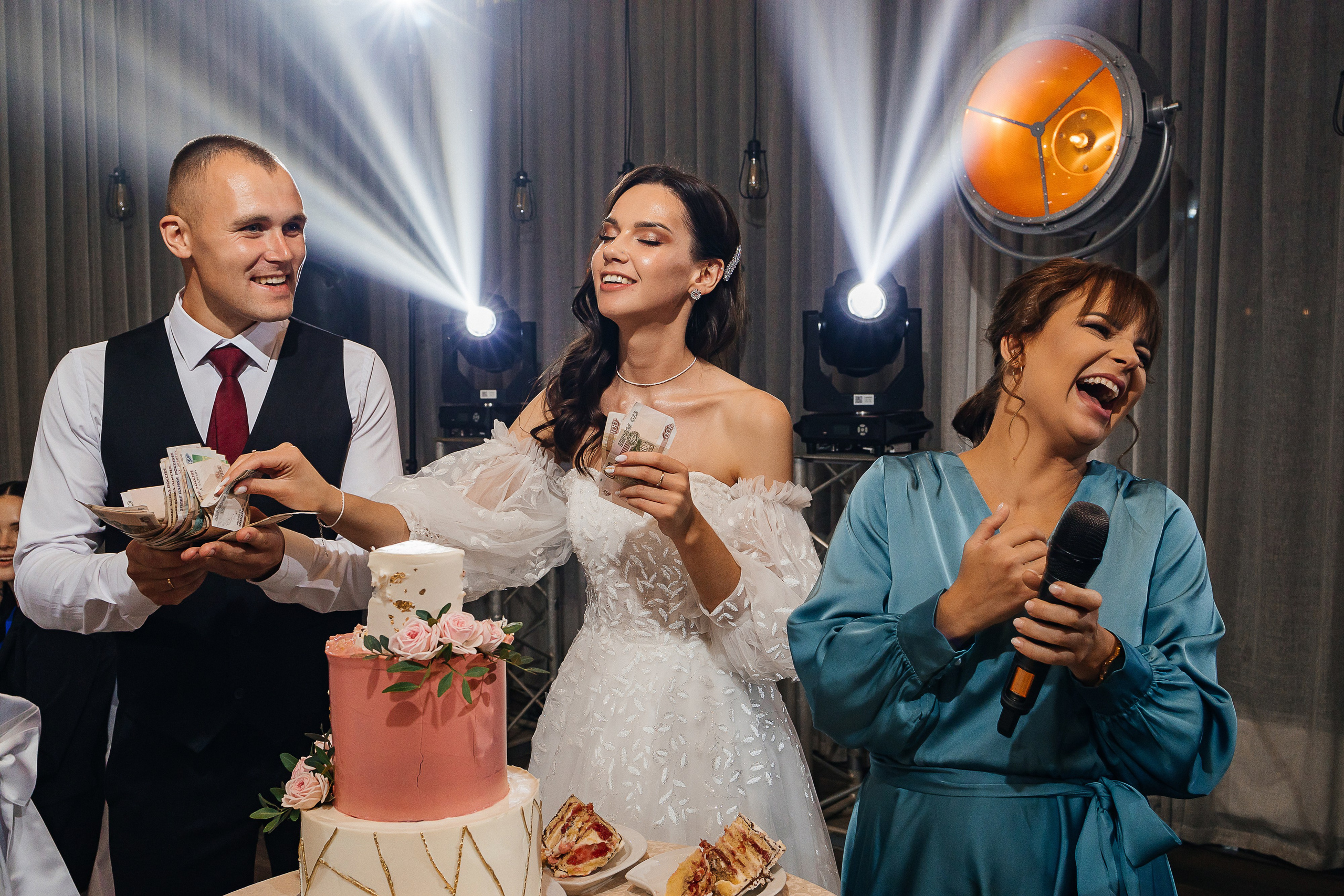 Волшебное утро невесты в номере отеля. Олег Сверчков | Свадебный фотограф Вологда