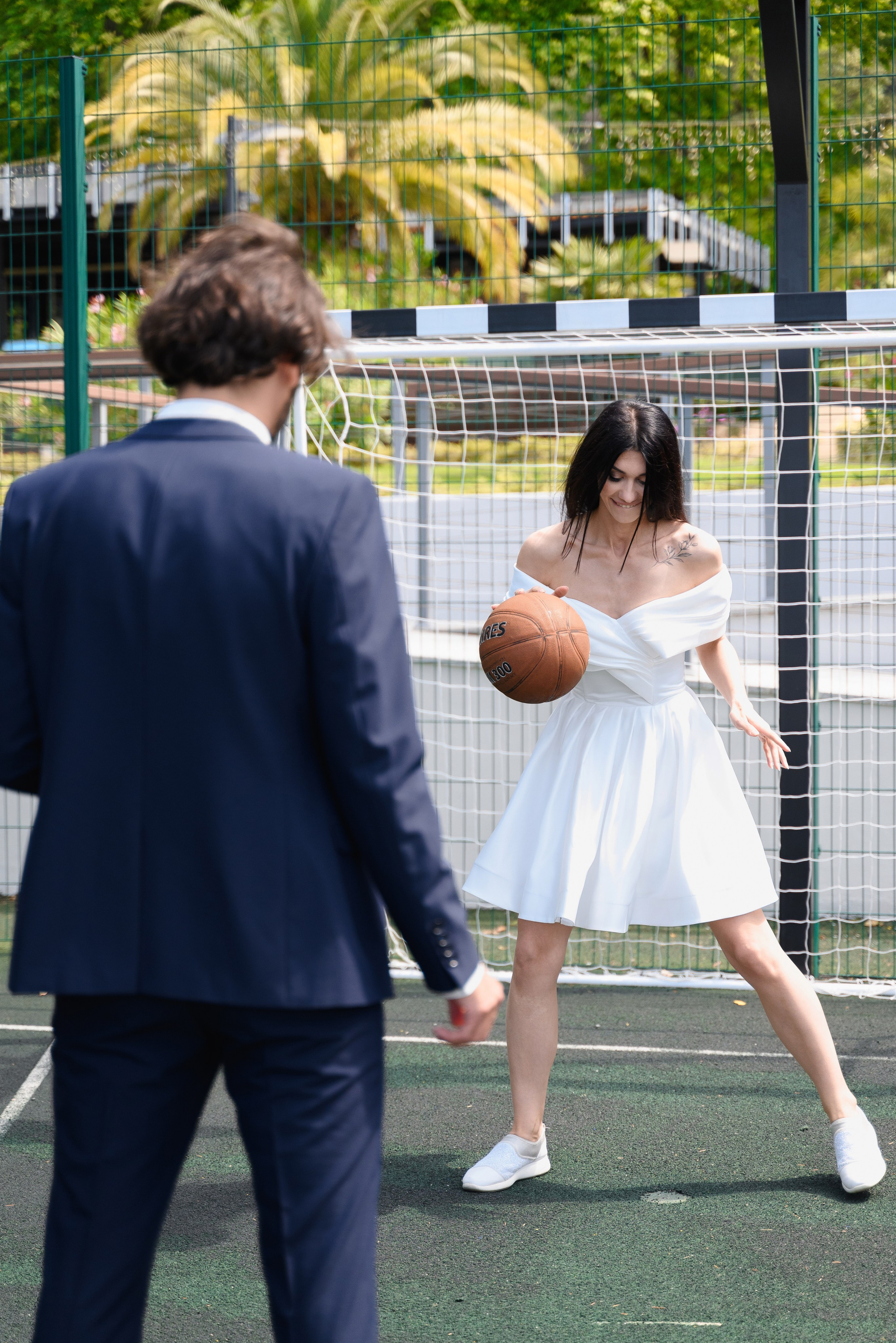 Свадебная фотосессия на спортивной площадке