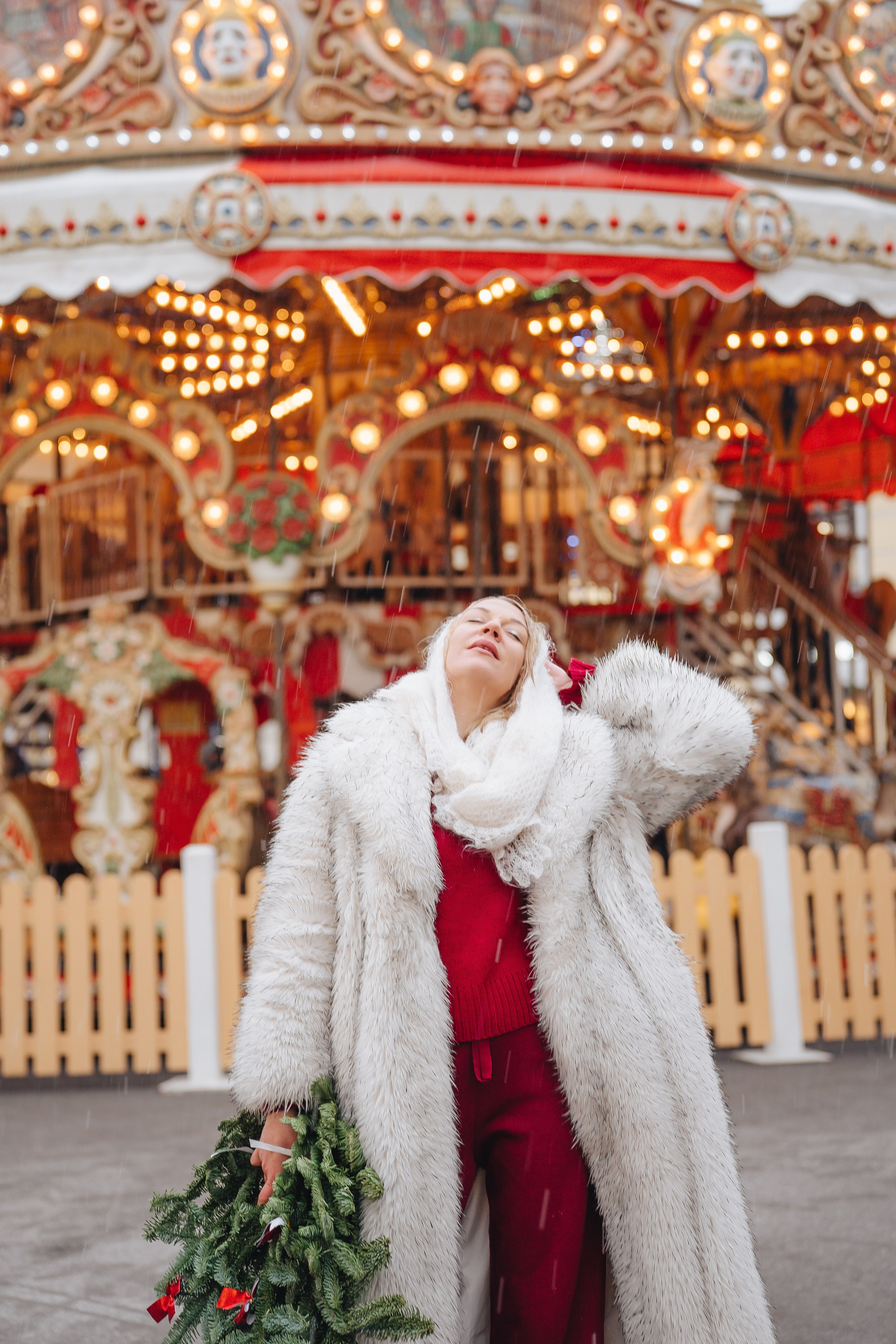 ПРОГУЛКА НА МАНЕЖНОЙ ПЛОЩАДИ ДЛЯ ДЕВУШКИ ПЕРЕД НОВЫМ ГОДОМ (НОВОГОДНЯЯ ФОТОСЕССИИЯ НА МАНЕЖНОЙ ПЛОЩАДИ). Профессиональный фотограф, Санкт-Петербург — Виктория Богомолова