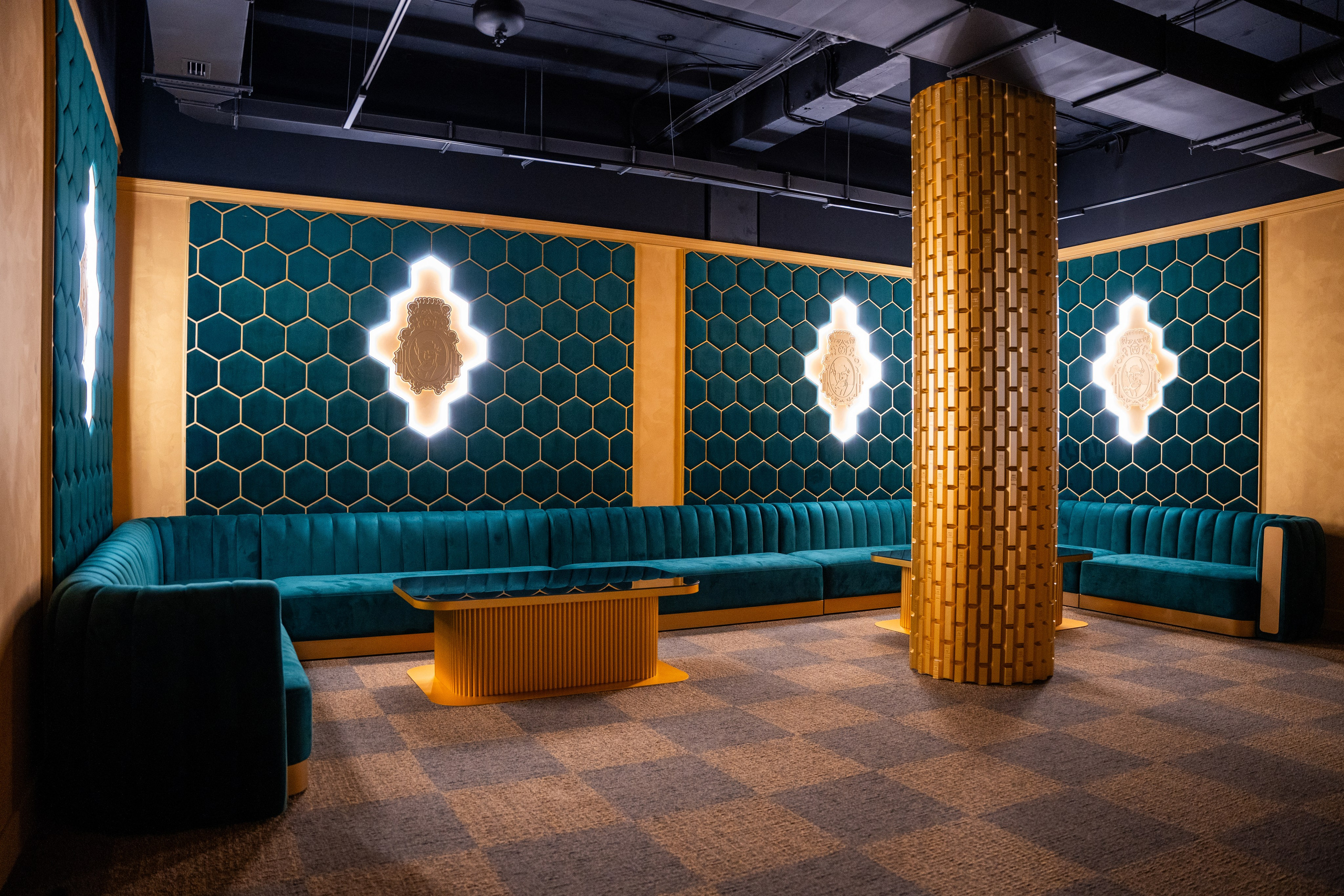 Фотосъемка интерьера стриптиз-клуба Hefner — элитный клуб Краснодара. Интерьерная фотосъемка клуба Hefner в Краснодаре — профессионально. Шедевры для Вас! Фотограф и Видеограф в Краснодаре Пахиев Руслан