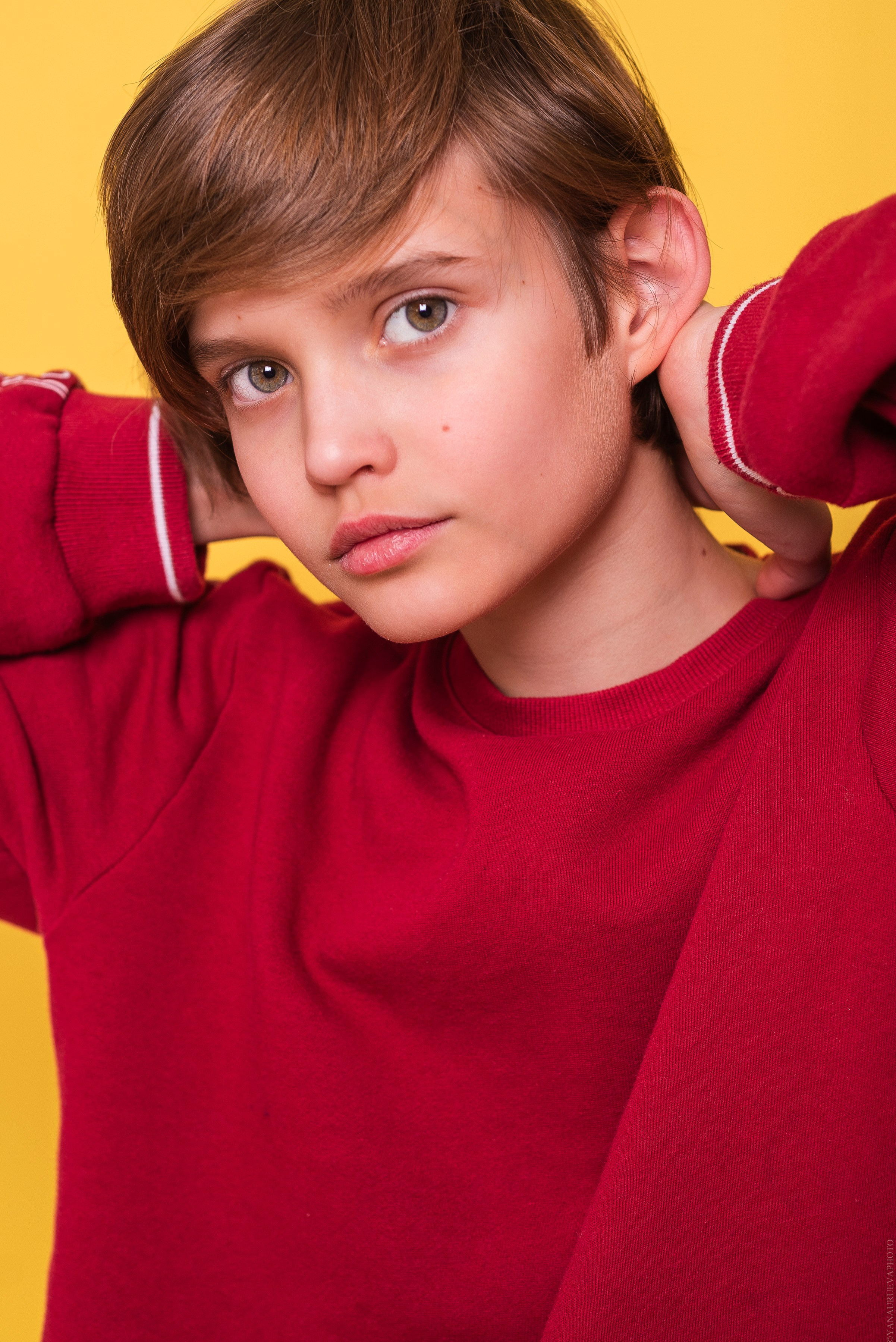 подросток в красной одежде