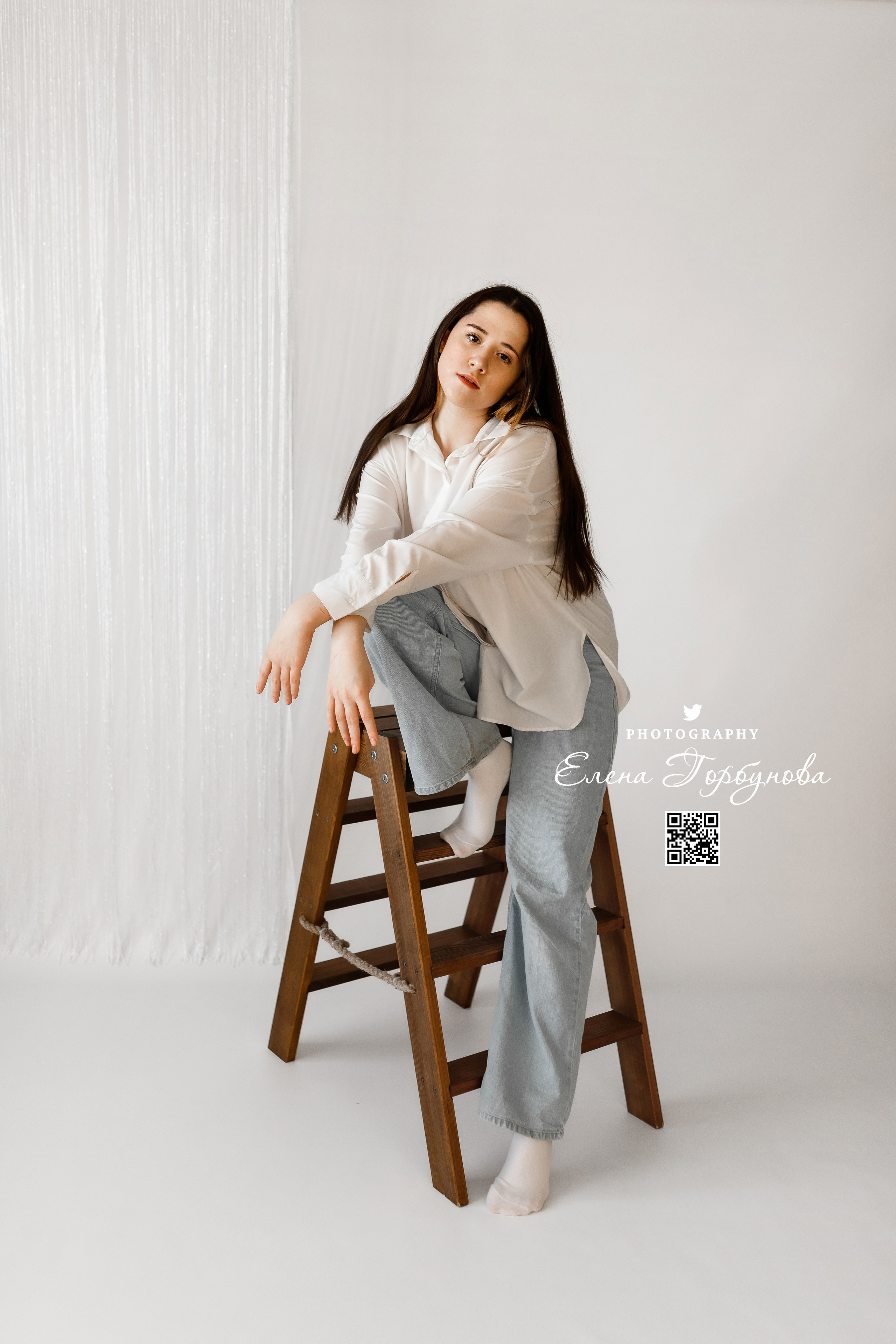 индивидуальная фотосессия в Перми. Девушка в студии на белом фоне в джинсах и рубашке. Лайфстайл.