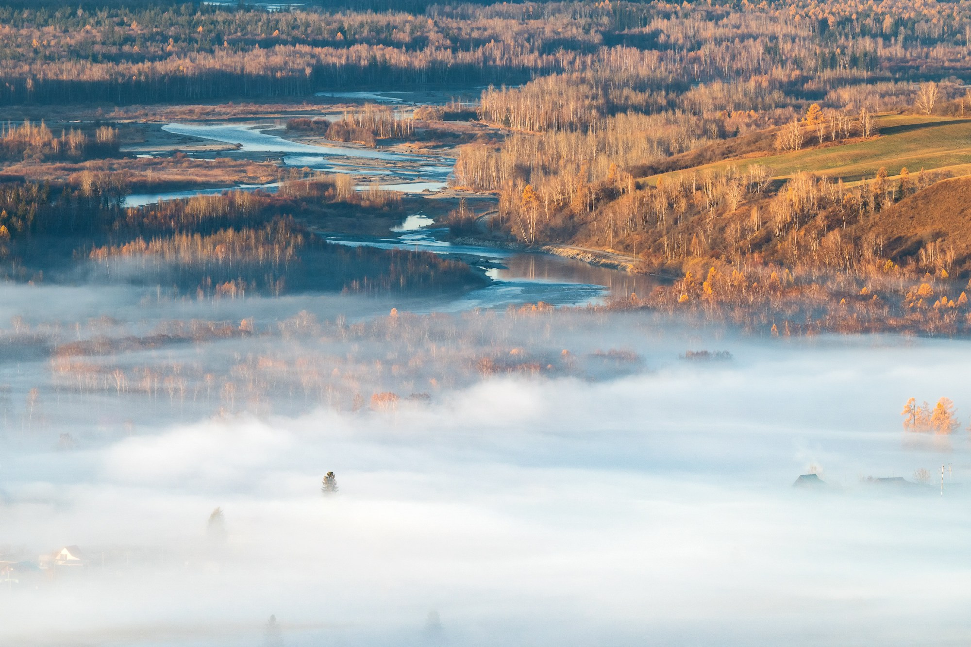 Катунь в октябре под пологом тумана вид сверху