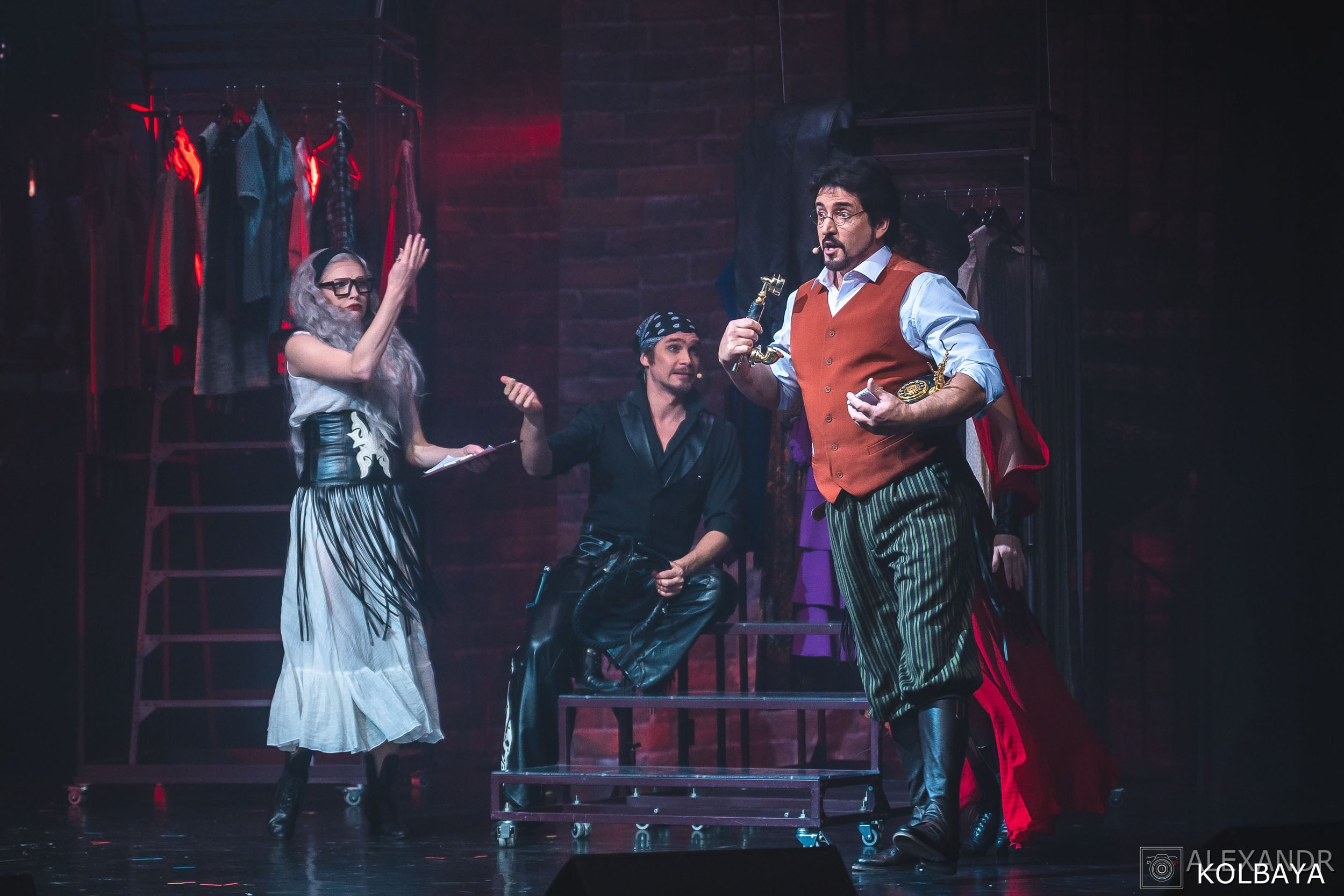 Фотографии со спектакля «Привет, я тетя Чарли». Концертный и театральный репортажный фотограф в Москве Александр Колбая