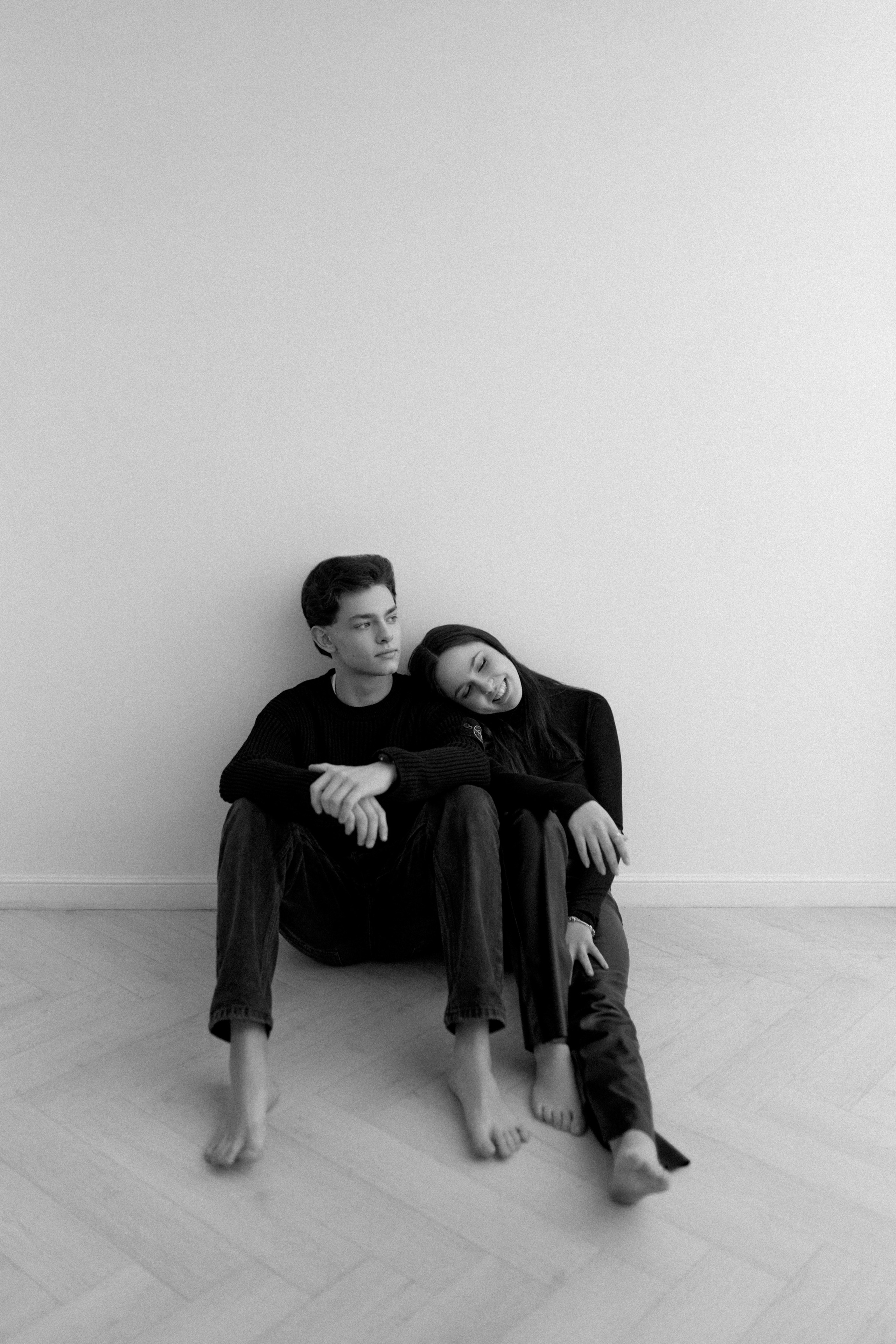 Лавстори в минималистично фотостудии. Сестры Карабаза. Фотографы и ретушеры в Москве и Санкт-Петербурге