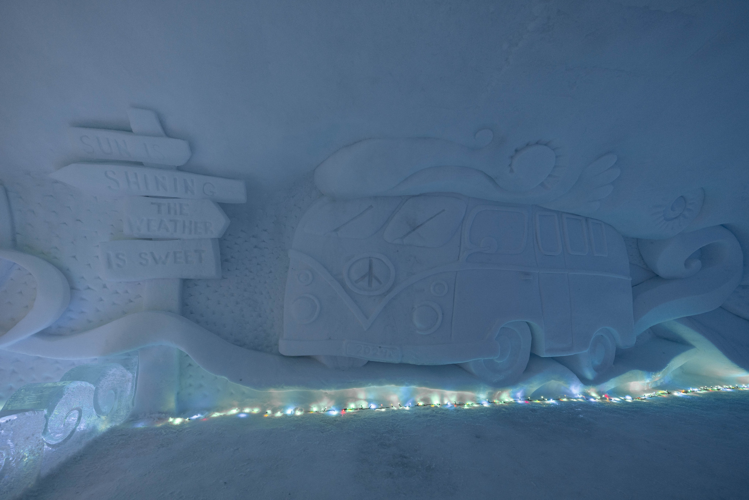 Снежная деревня. Турист оптимист