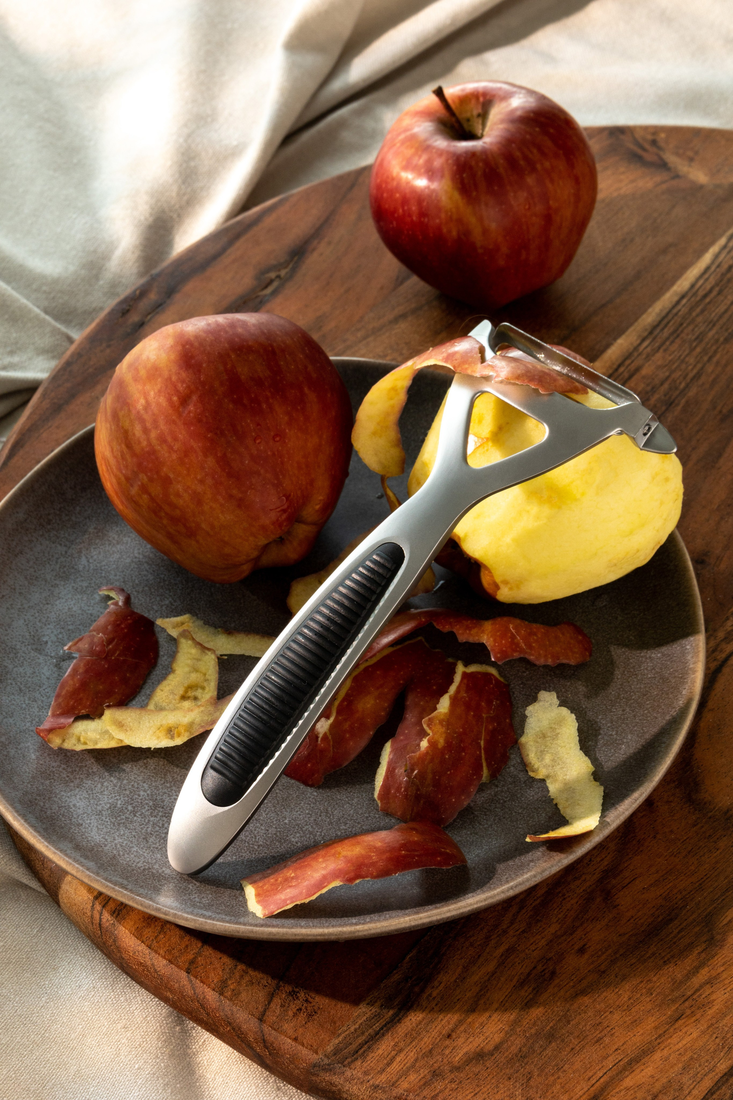 Чистка яблока без усилий. Фотосъемка овощечистки в действии.