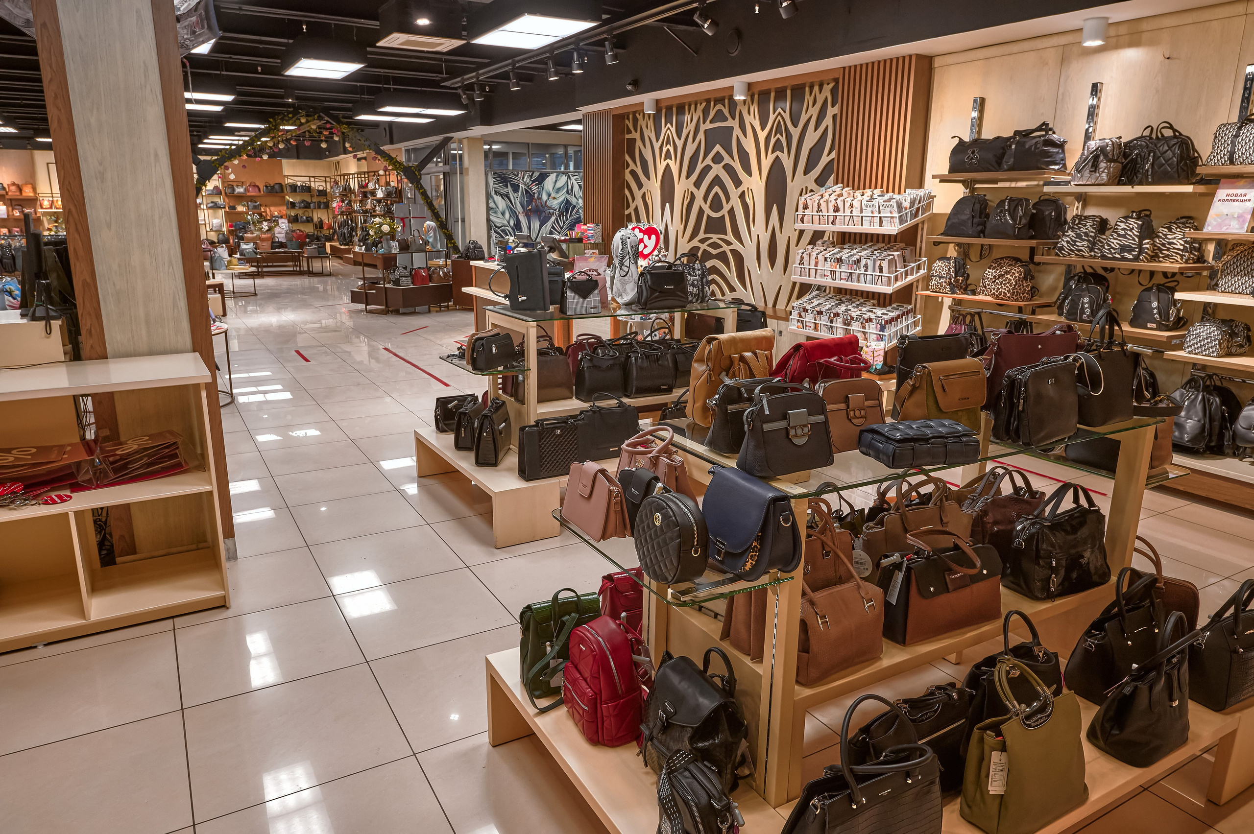 Портфолио по интерьерной и экстерьерной фотосъёмки: Мир сумок — Левый берег. Фотограф Яковлев Роман — Красноярск