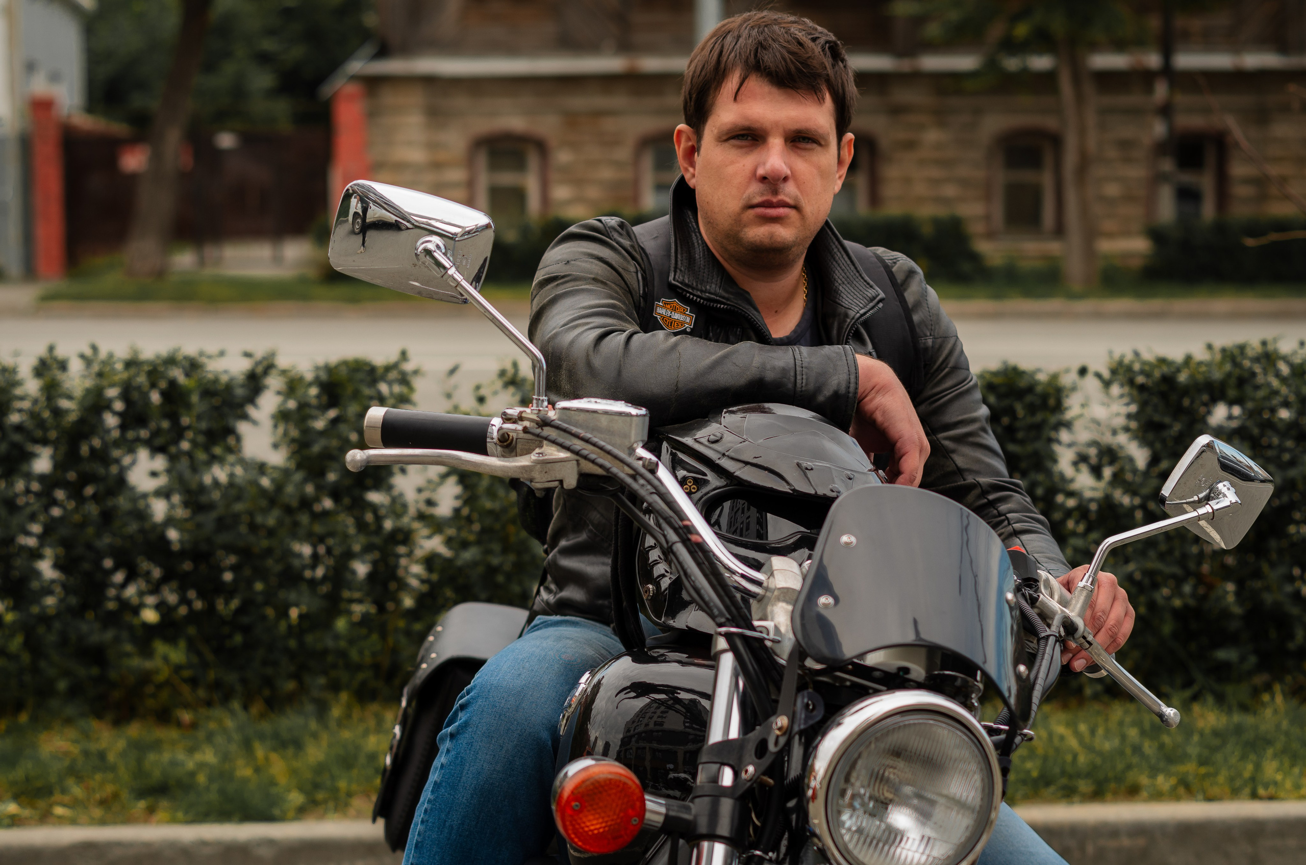 Мужской портрет: мотоцикл. Фотограф Марина Доглядная Челябинск фотосессии с лошадьми, мотоциклами