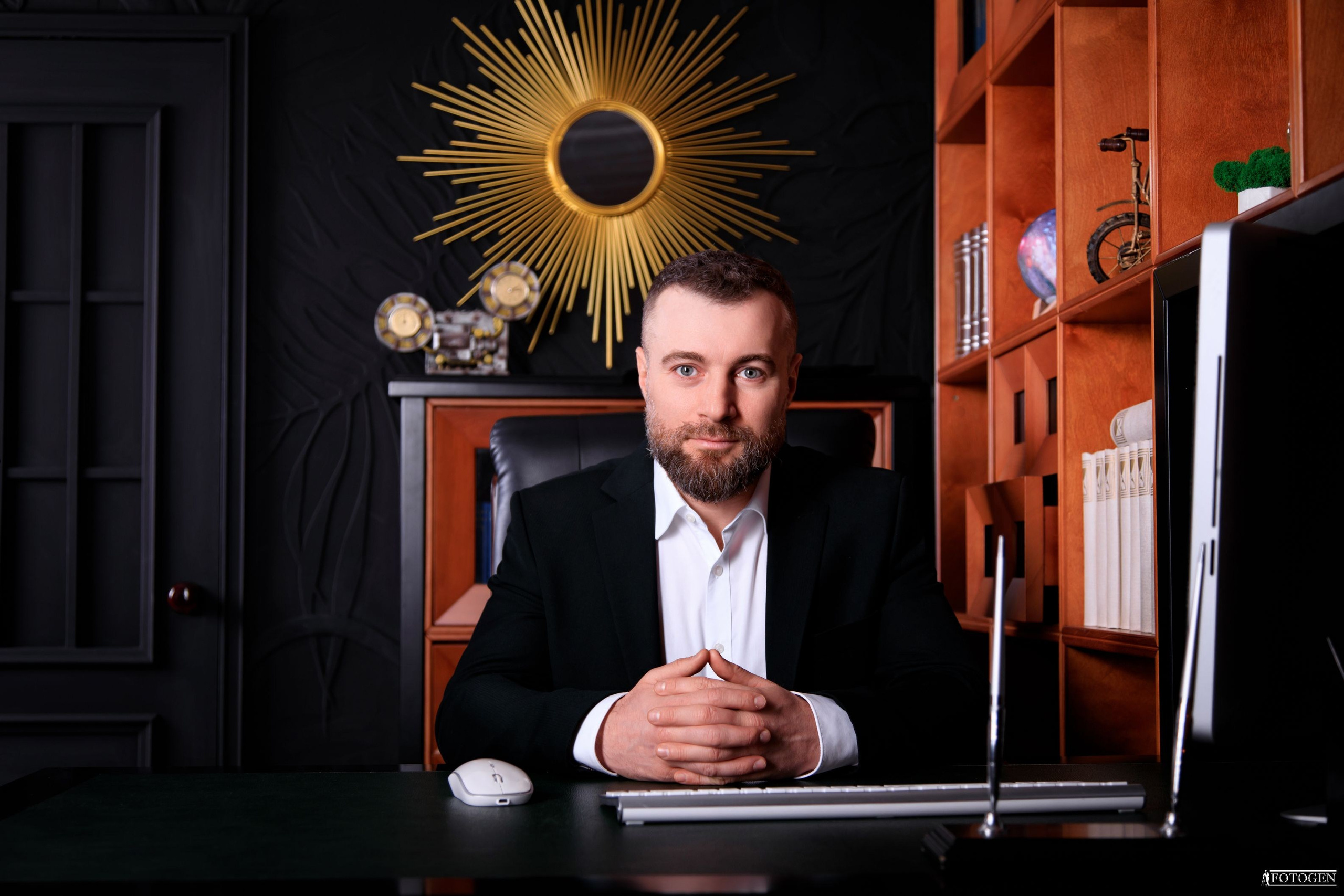 Профессиональная мужская фотосессия в Fotogen: Ваша история в кадре. Интерьерная фотостудия FOTOGEN г. Краснодар
