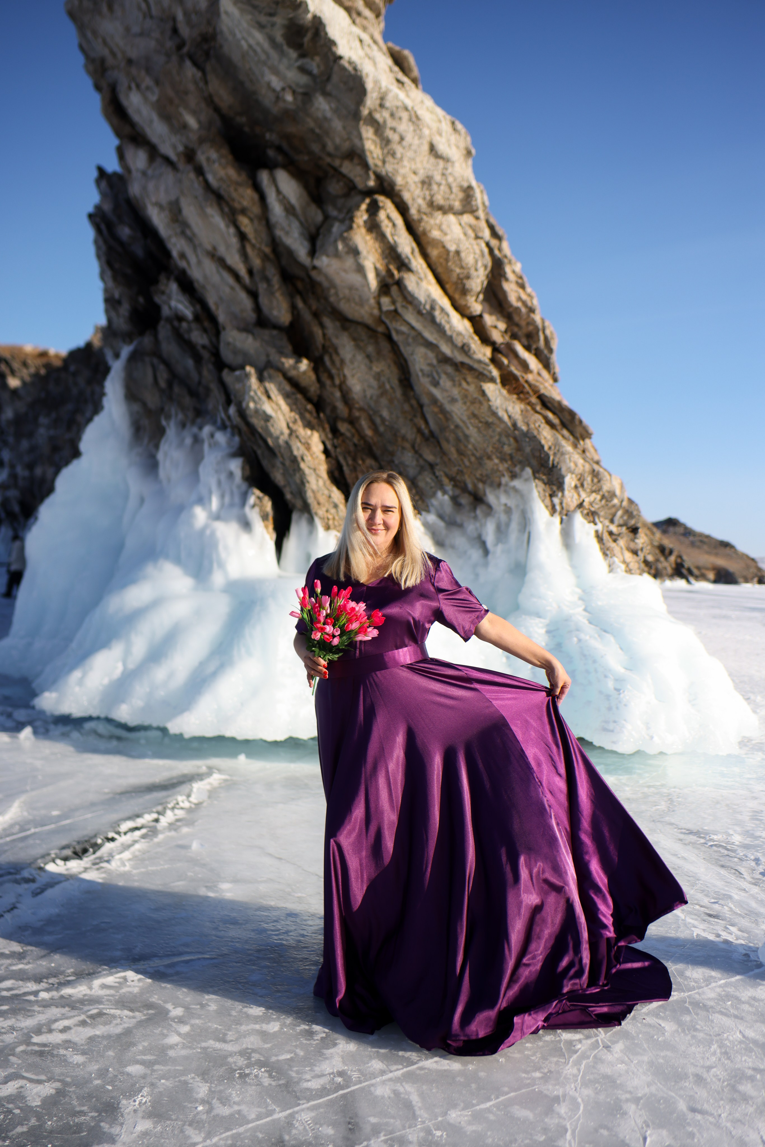 Платье атласное со шлефом фиолетового цвета 56-58 рр напрокат на фотосессию на Байкале