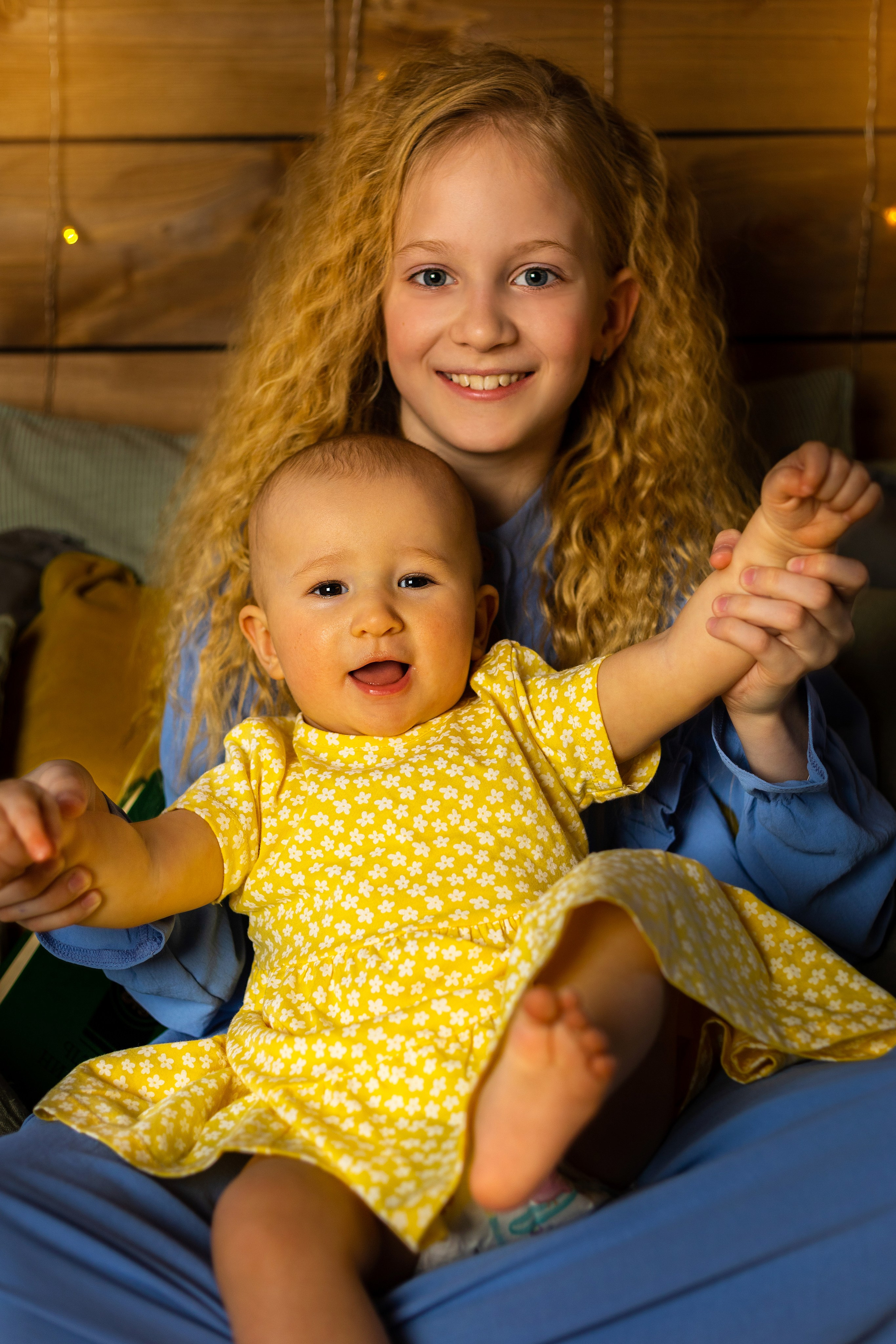 Алиса с сестренкой. Детская фотосессия в студии с мимозой. Семейный и детский фотограф в Санкт-Петербурге Павлова Елена