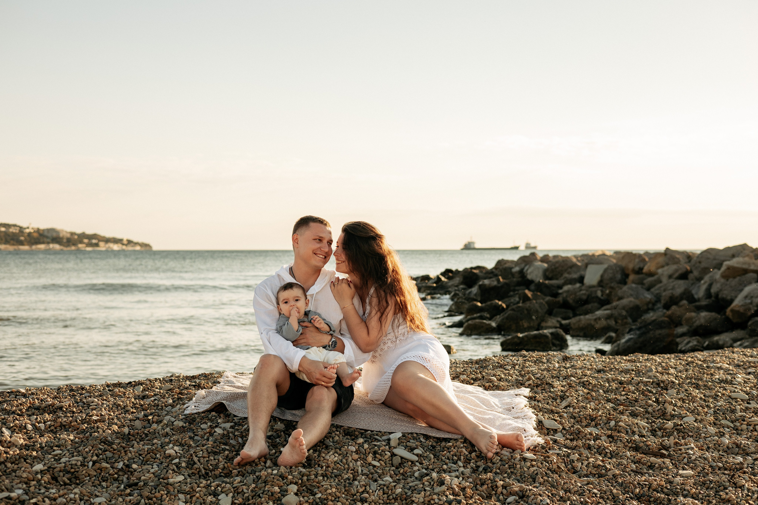 Детская радость: малыш с восторгом смотрит на море