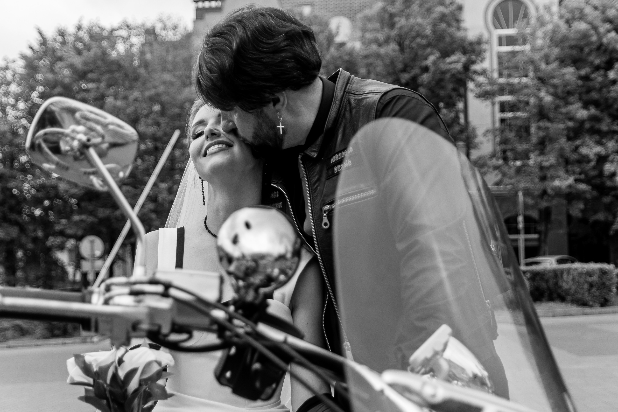 Евгений Саранцев, президент мотоклуба «Garage 13 MCC» и прекрасная Ирина. Фотограф Елена Медок Калининград