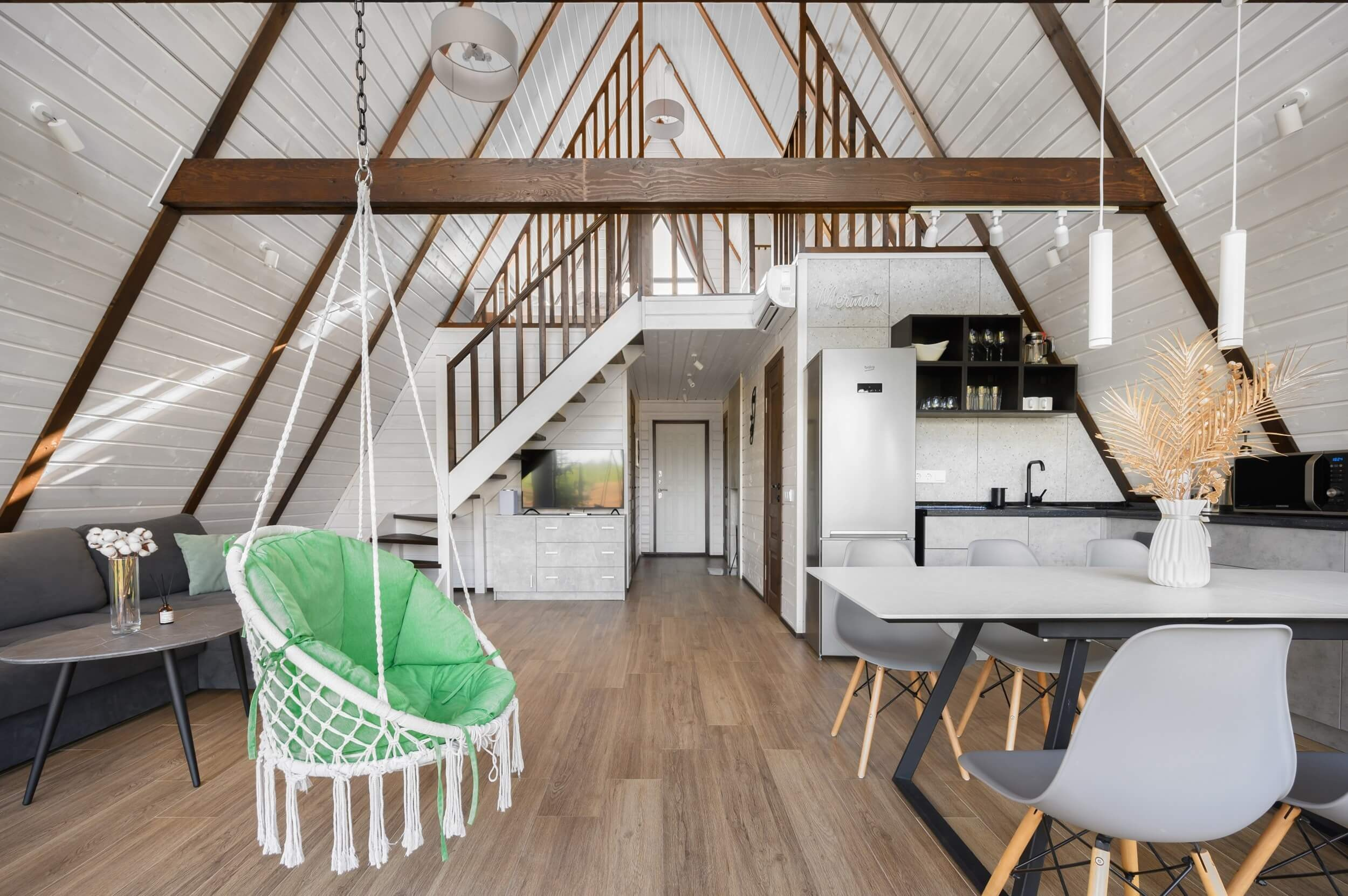 Аренда треугольного Афрейм коттеджа на День влюбленных - 14 февраля. Коттедж А-фрейм с баней и уличным чаном в Подмосковье - в аренду для отдыха