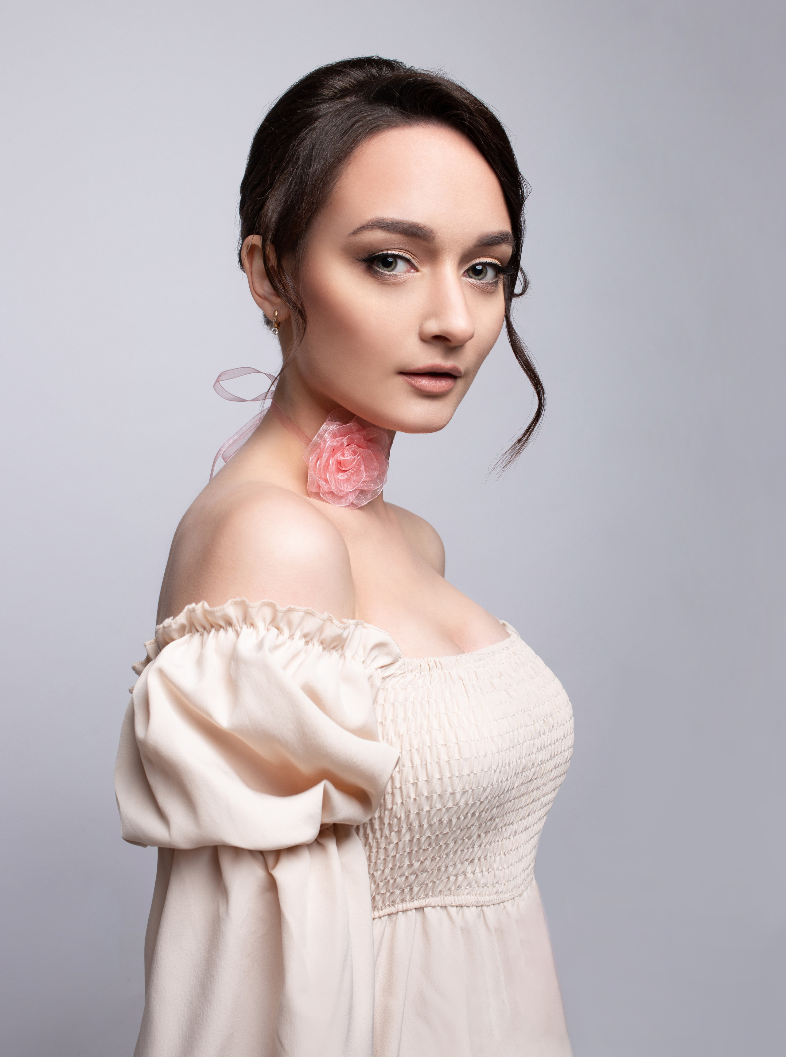 девушка в  светлом  платье  и   чокером  роза  на  шее 