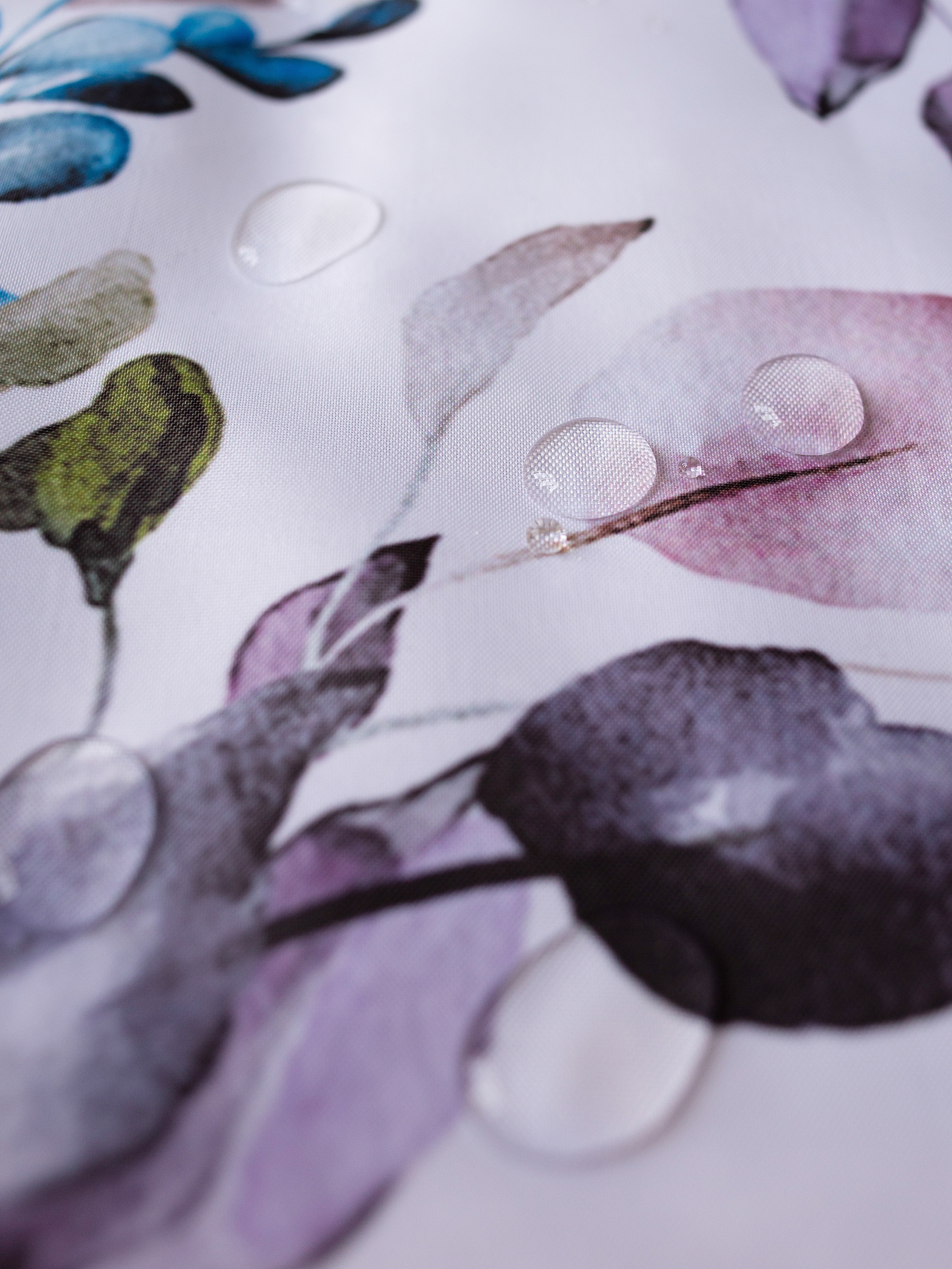 не промокающая штора. капли воды  на материале