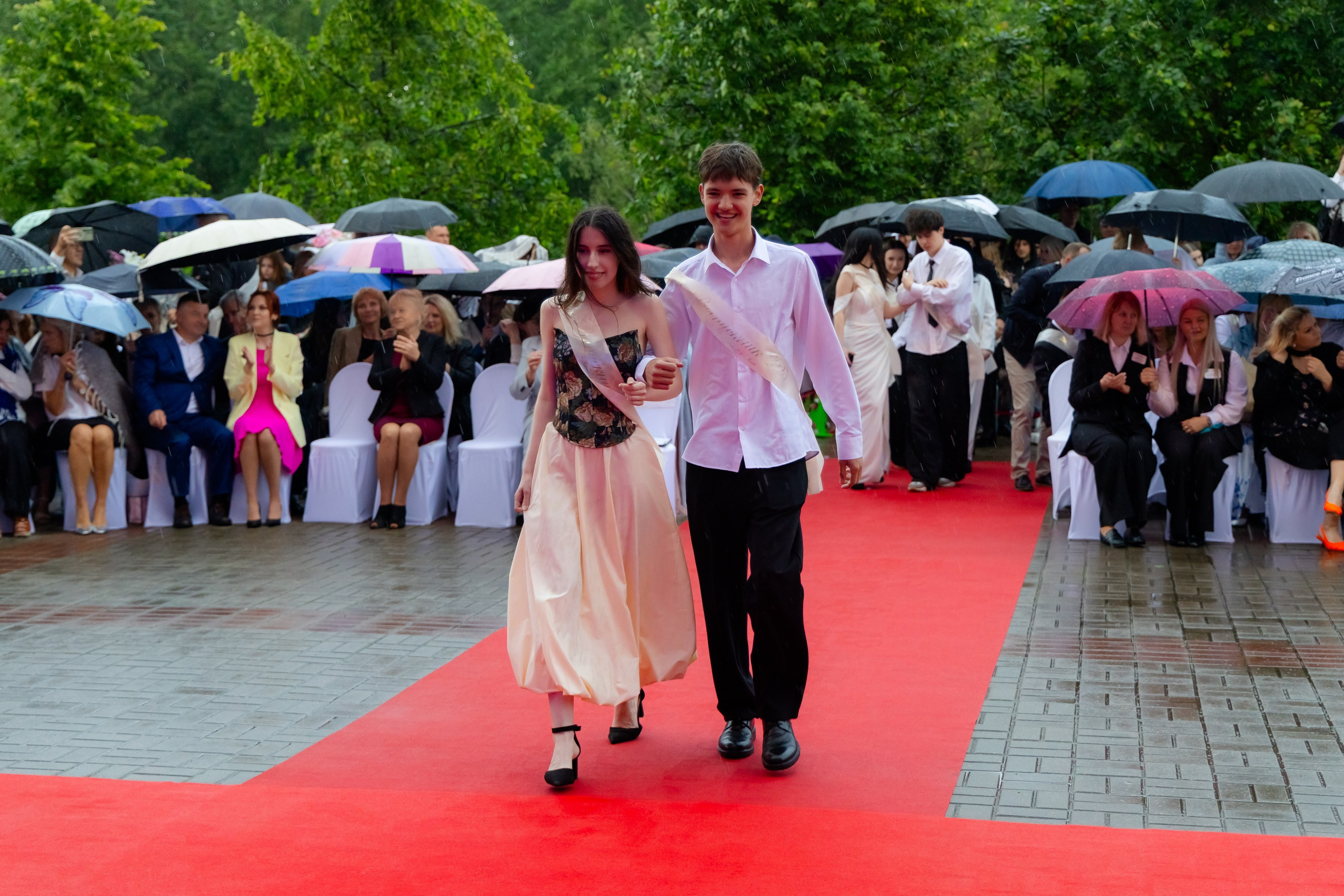 Школьный выпускной 2025 год в Минске, Беларуси. Свадебный фотограф в Минске/Беларуси Сергей Спиридонов