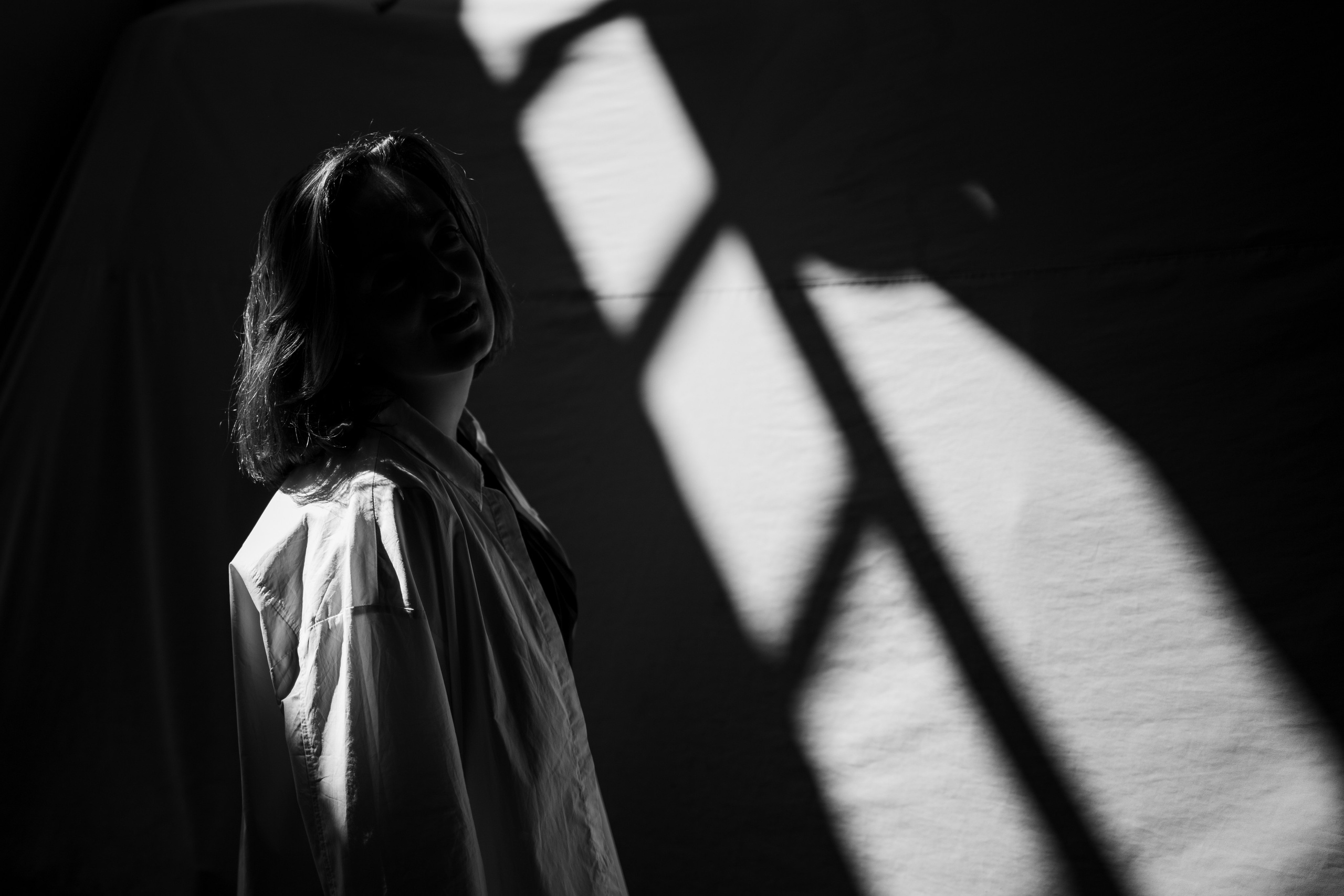 ЧБ стрит портрет с глубокими тенями. Фотограф в Москве портреты | репортажи | спорт