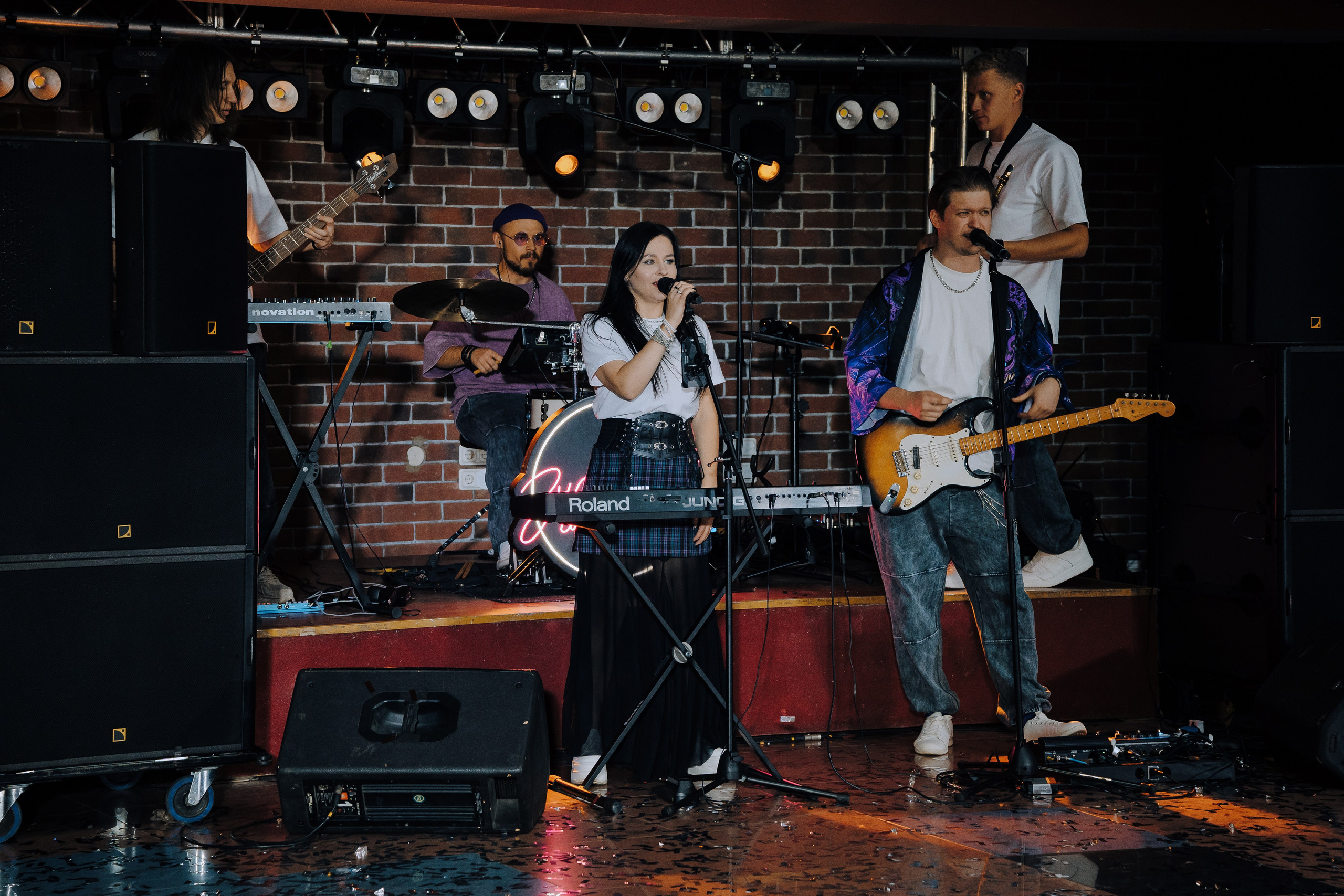 20 ЛЕТ МЕГАПОЛИС ЧЕЛЯБИНСК ХЕДЛАЙНЕР ЕЛКА. Репортажный фотограф Зуев Роман г. Челябинск