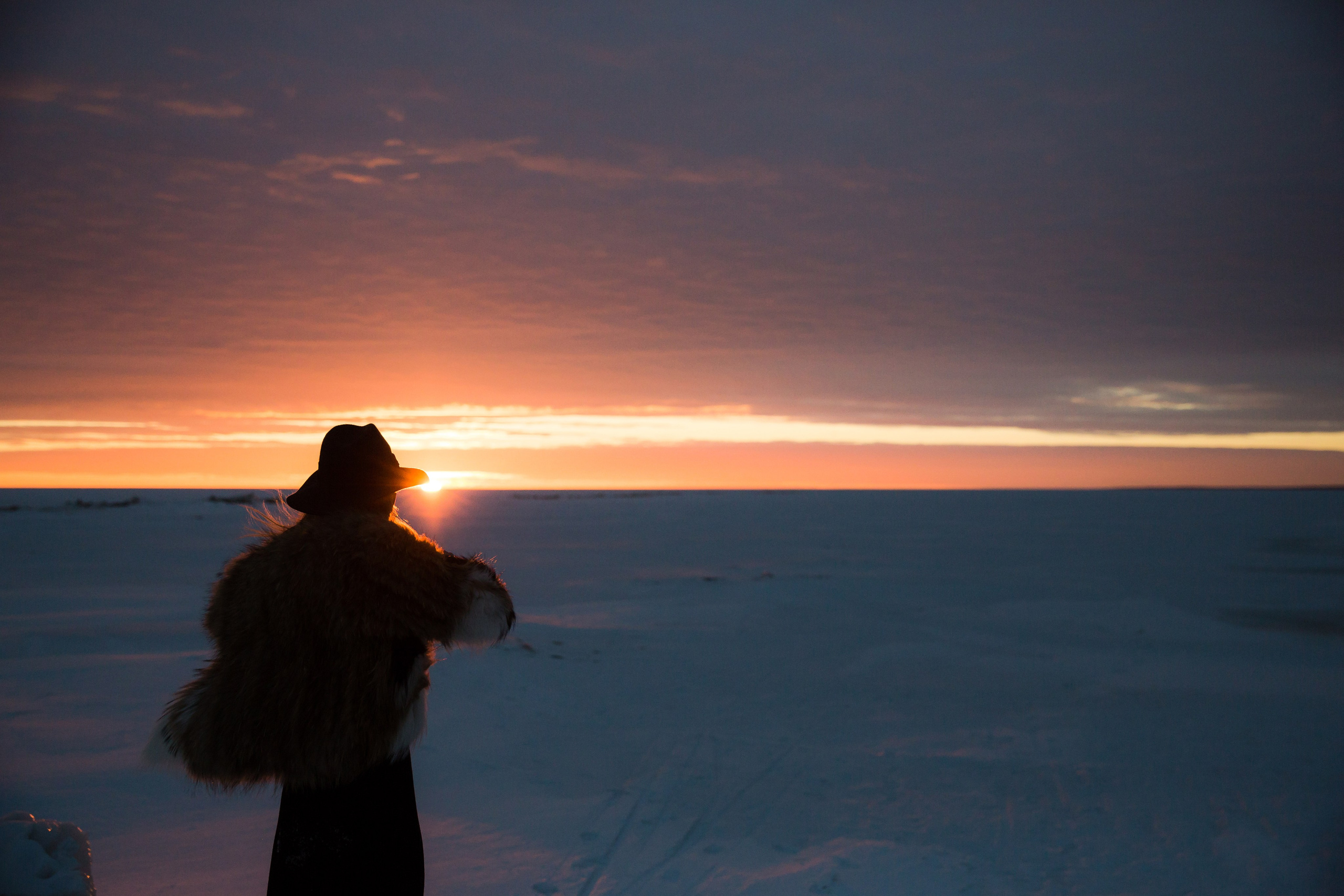 Девушка на берегу Финского залива на закате портрет