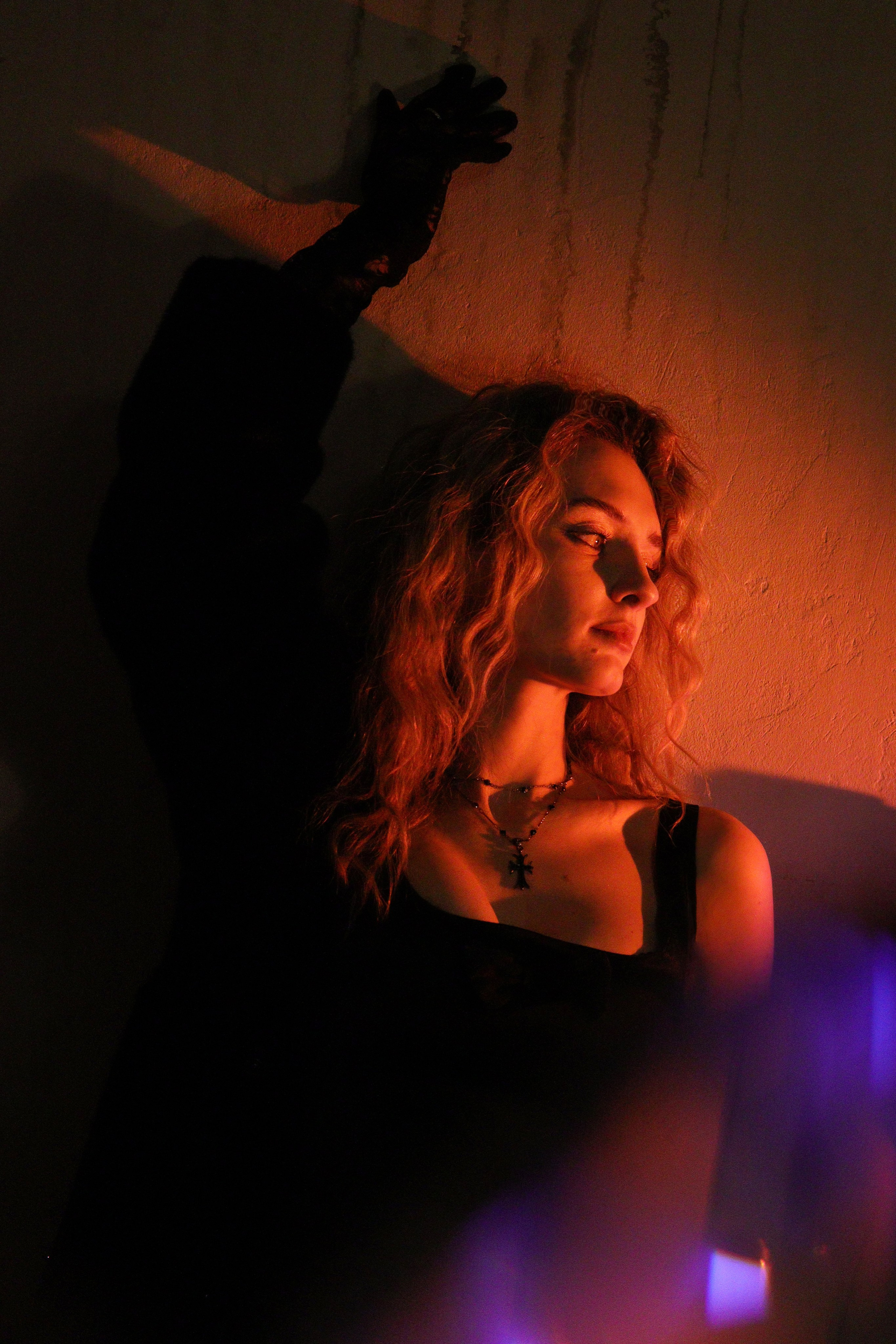 В свете старой лампы. 