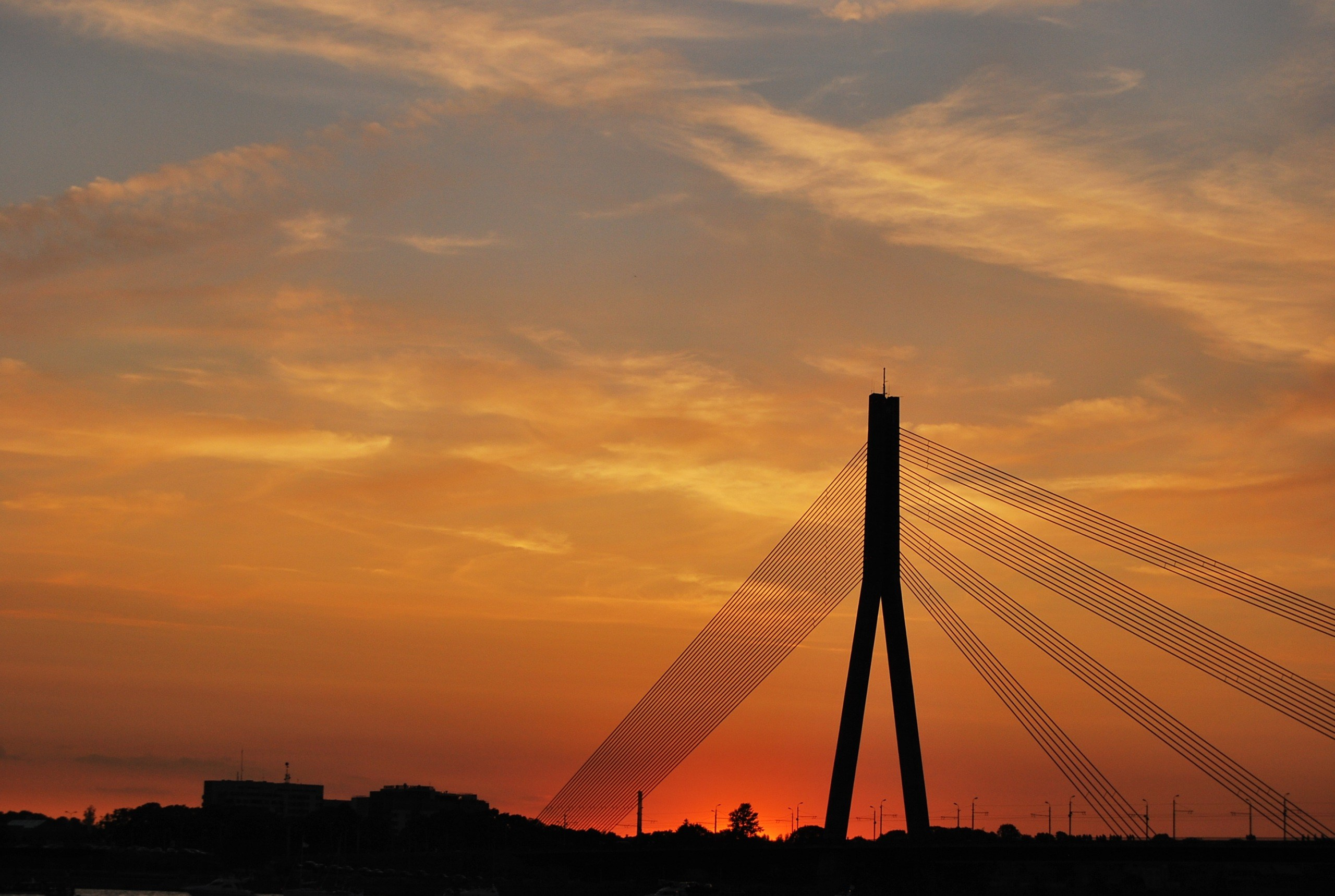 Закат и вид на Вантовый мост в Ригу