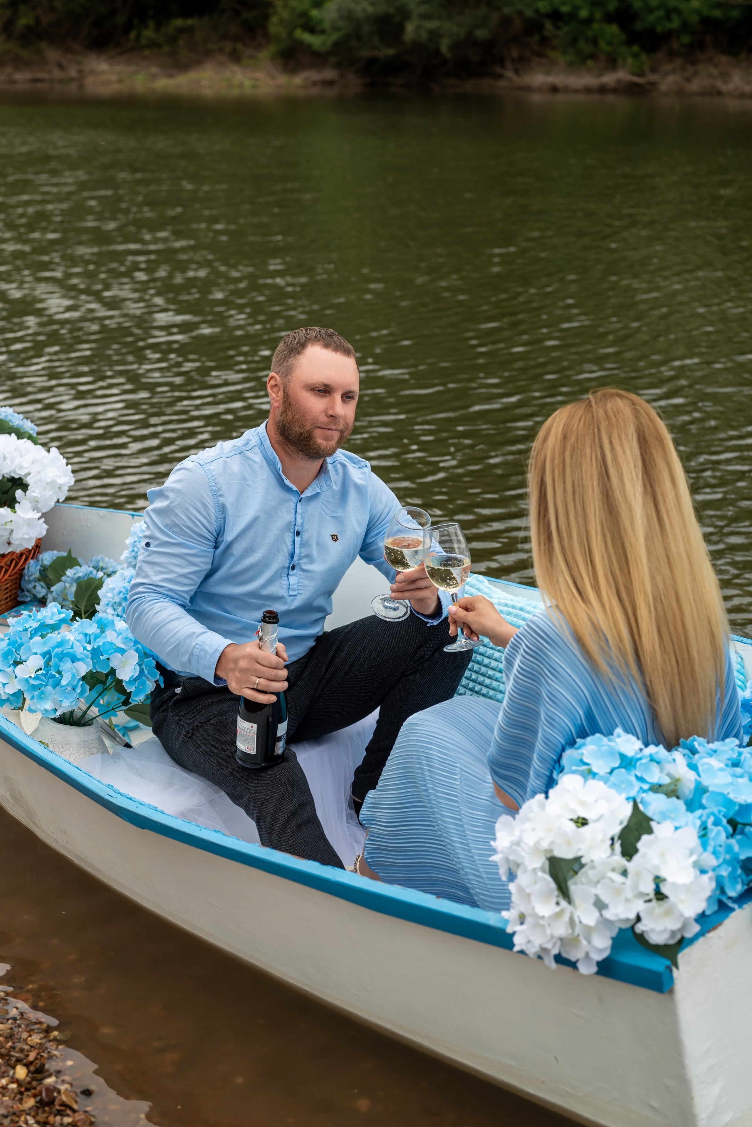 Фотопроект на лодке с голубыми гортензиями. Фотограф в городе Салават