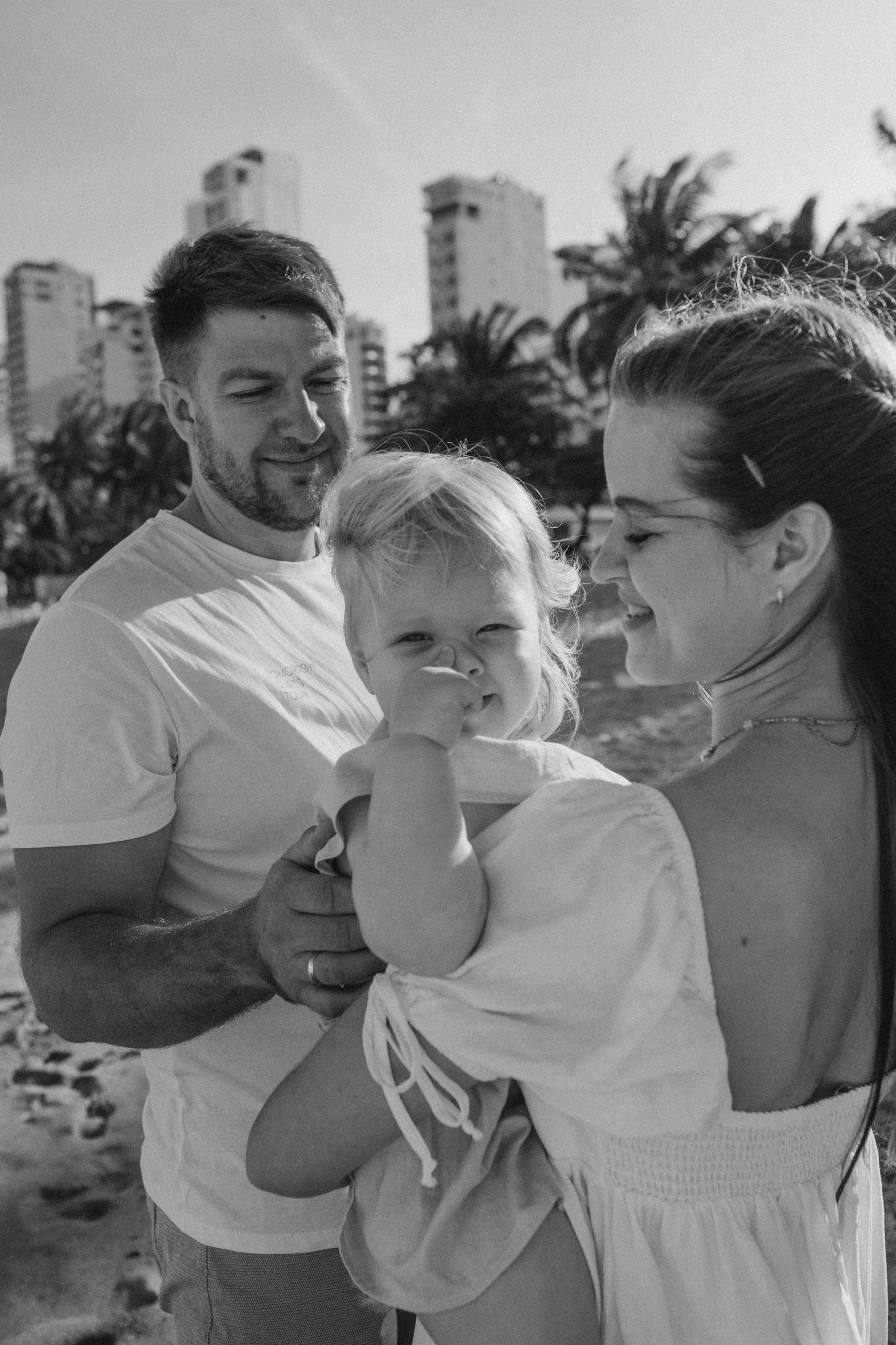 Вика и Влад с Соней на пляже. Главная