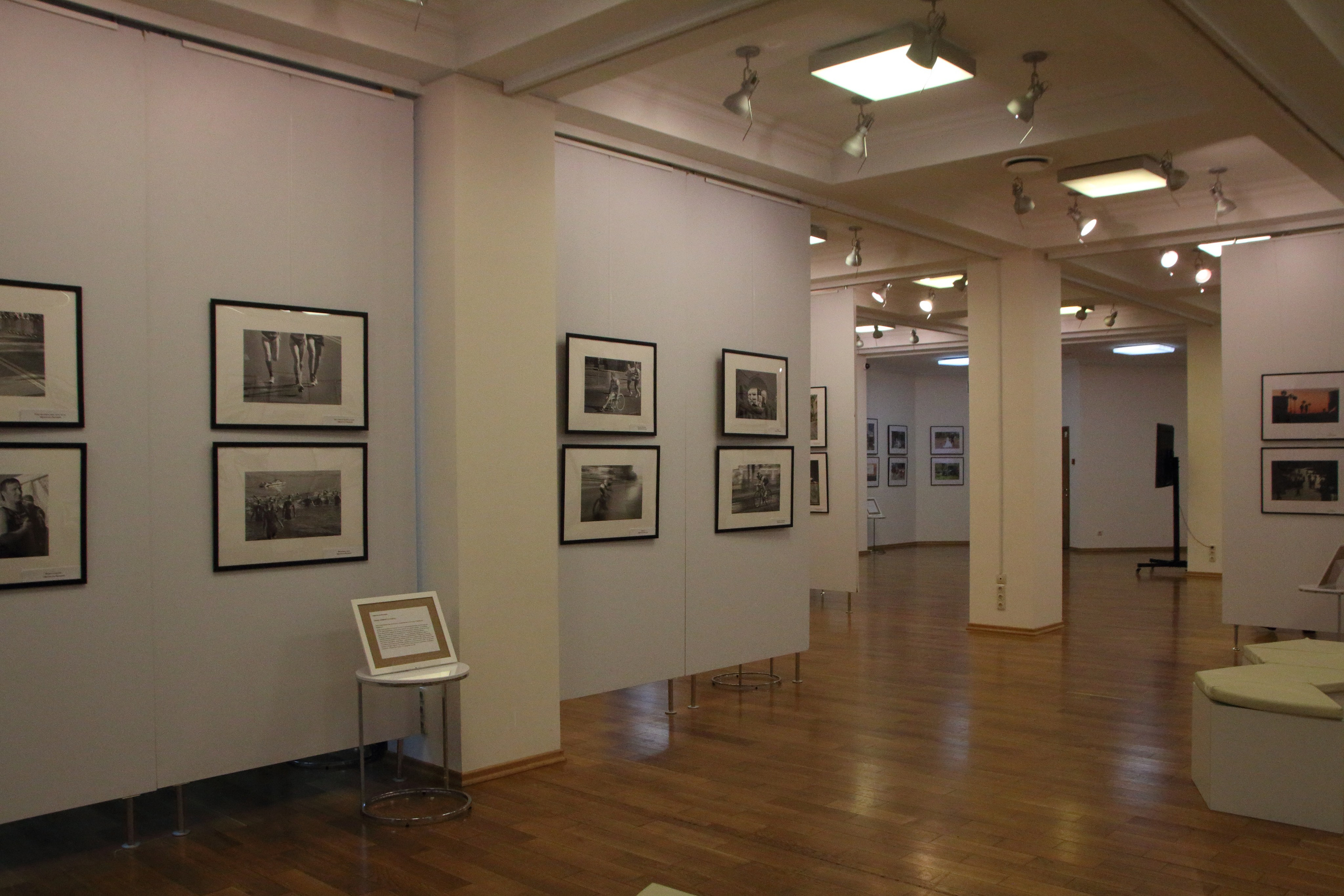 27.10.2019 Выставка Дороги, которые… Развеска