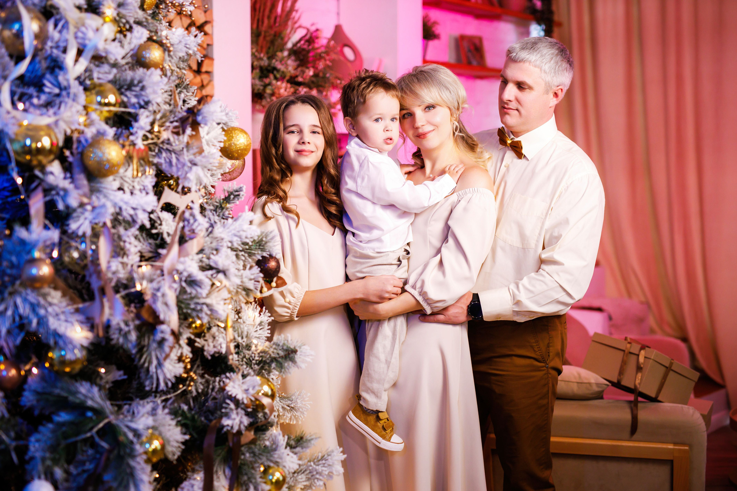 Новогодняя семейная фотосессия в студии. Профессиональная фото и видеосъемка. Москва
