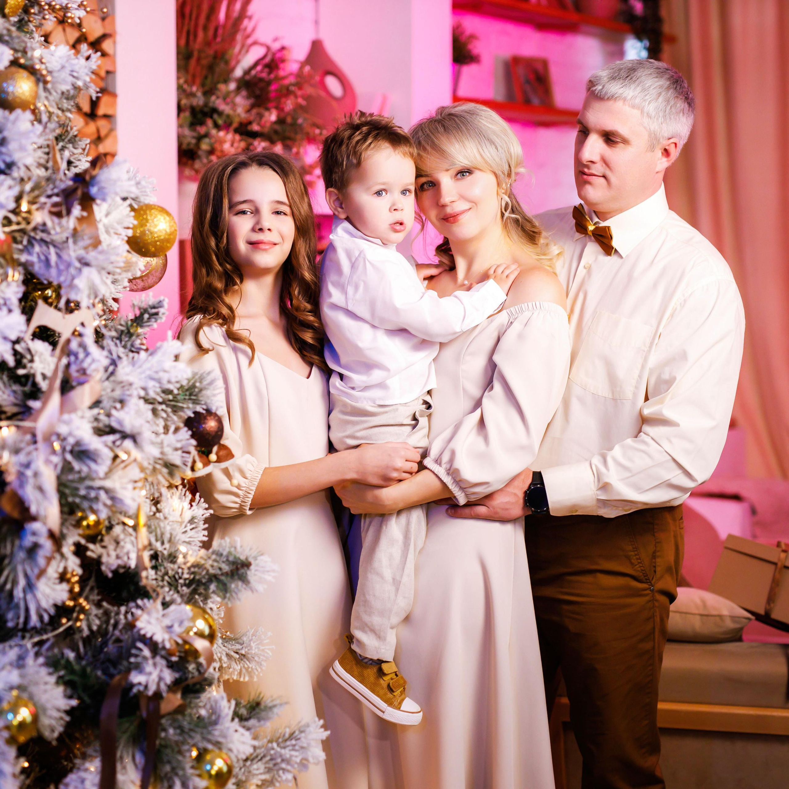 Новогодняя семейная фотосессия в студии. Профессиональная фото и видеосъемка. Москва