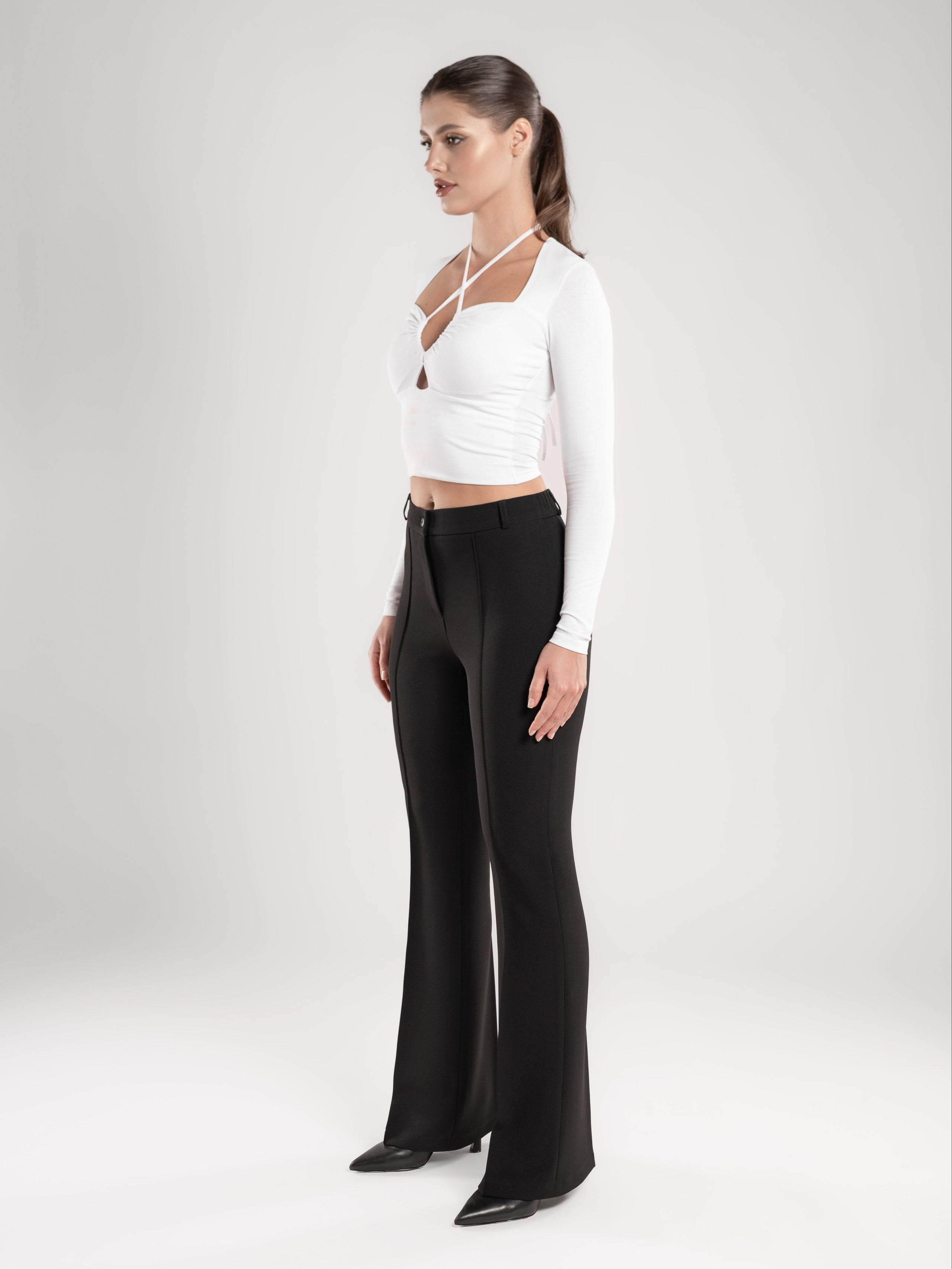 Классические брюки+серый фон. Предметный фотограф, фото для маркетплейсов Пятигорск, КМВ