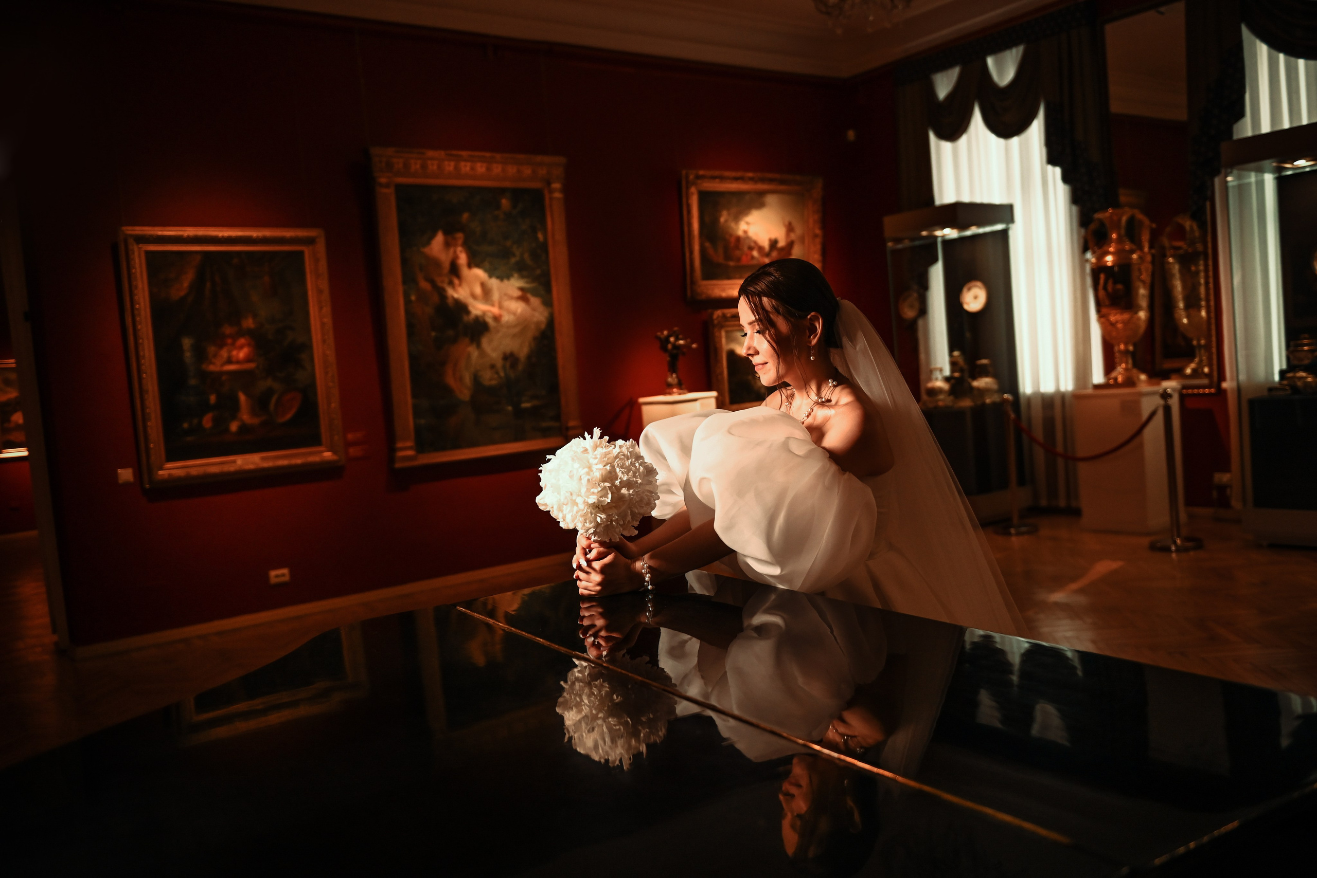 Небольшая свадебная серия в музее и прогулкой под дождем Эльмиры и Ризата. Свадебный, семейный, детский, контент фотограф в Омске Максим Ильин