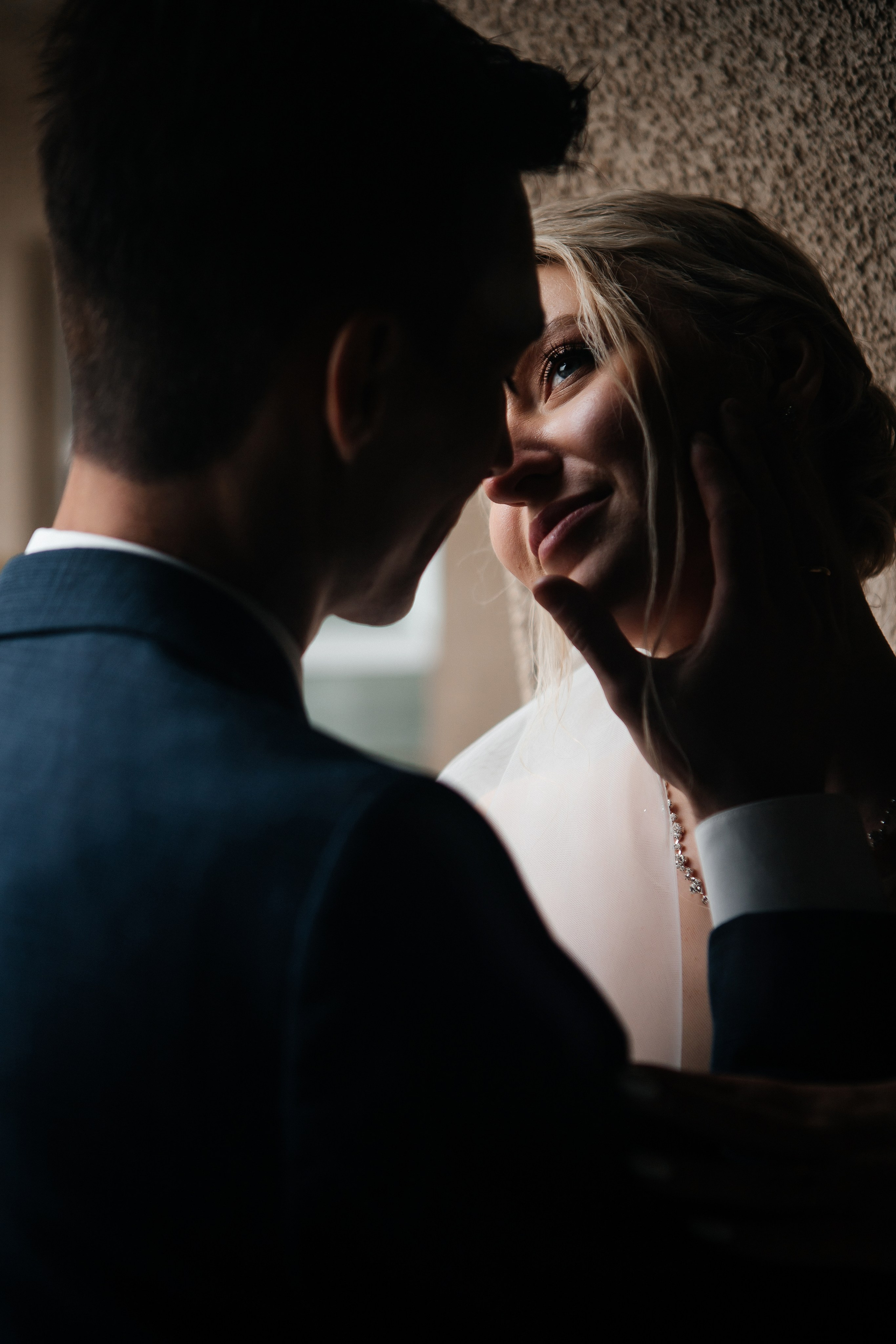 Евгения и Николай утренние сборы. Свадебный фотограф Виктория Чуйко Магнитогорск. Визуал для бизнеса