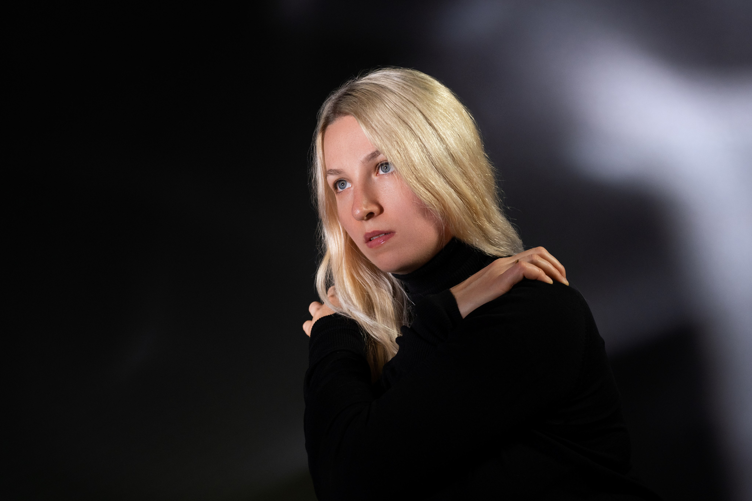 Студийная съёмка девушки в чёрном при сложном свете