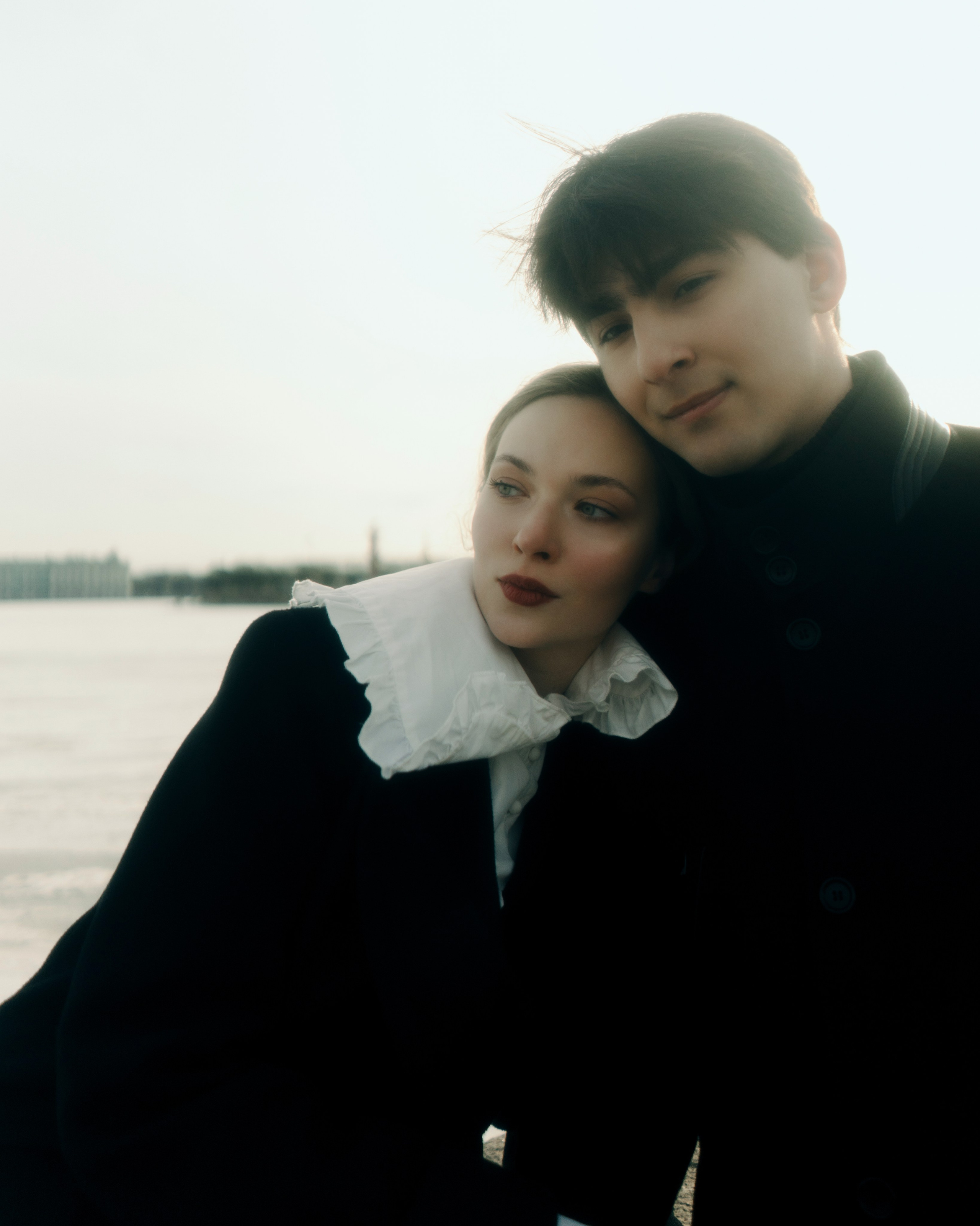 Крупный портрет пары у воды, авторская love story фотосессия в Санкт-Петербурге с нежностью, стилем и кинематографичным светом