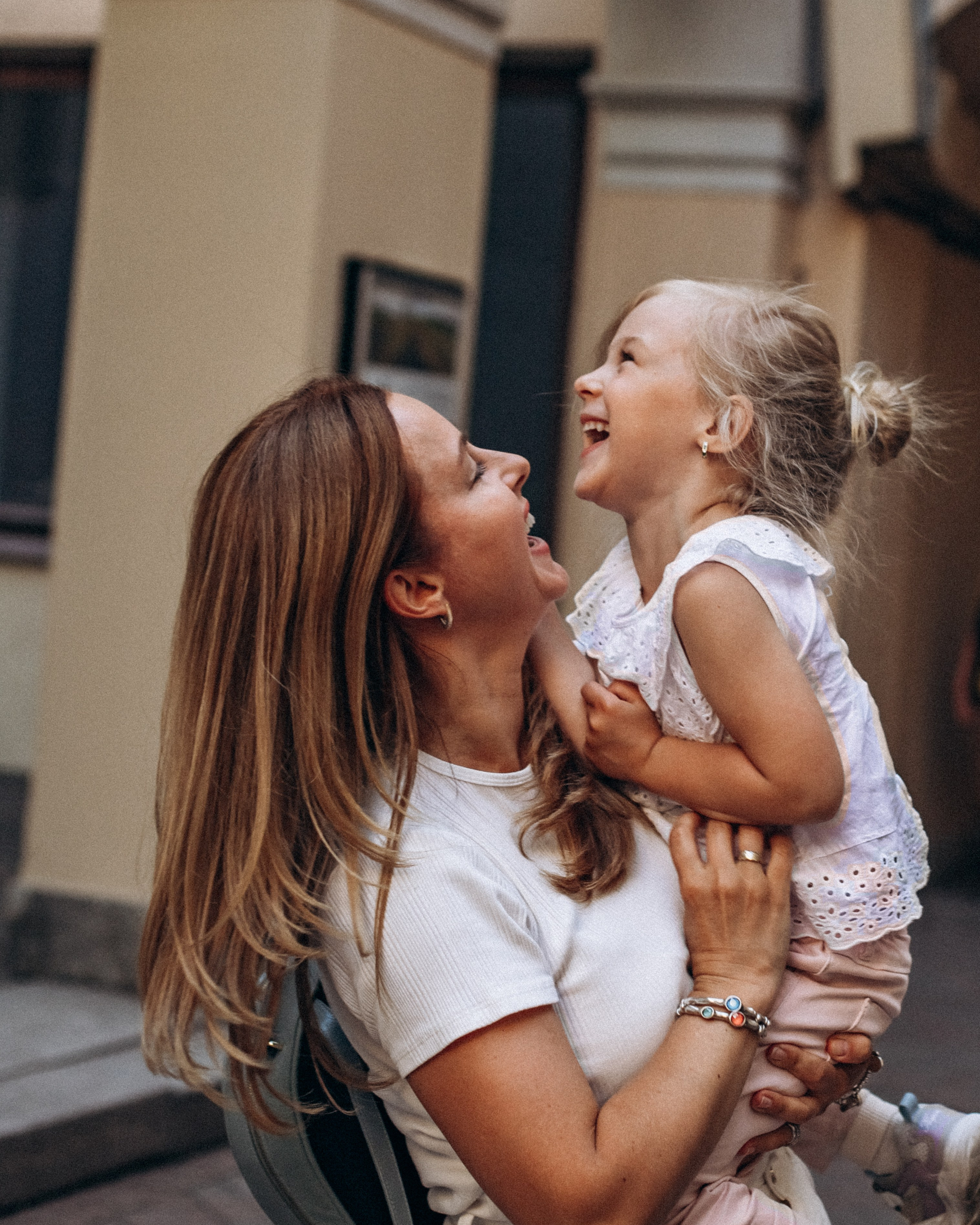 Дарья с семьей в июне. Фотопрогулка в Петербурге. Индивидуальный и семейный фотограф в Санкт-Петербурге