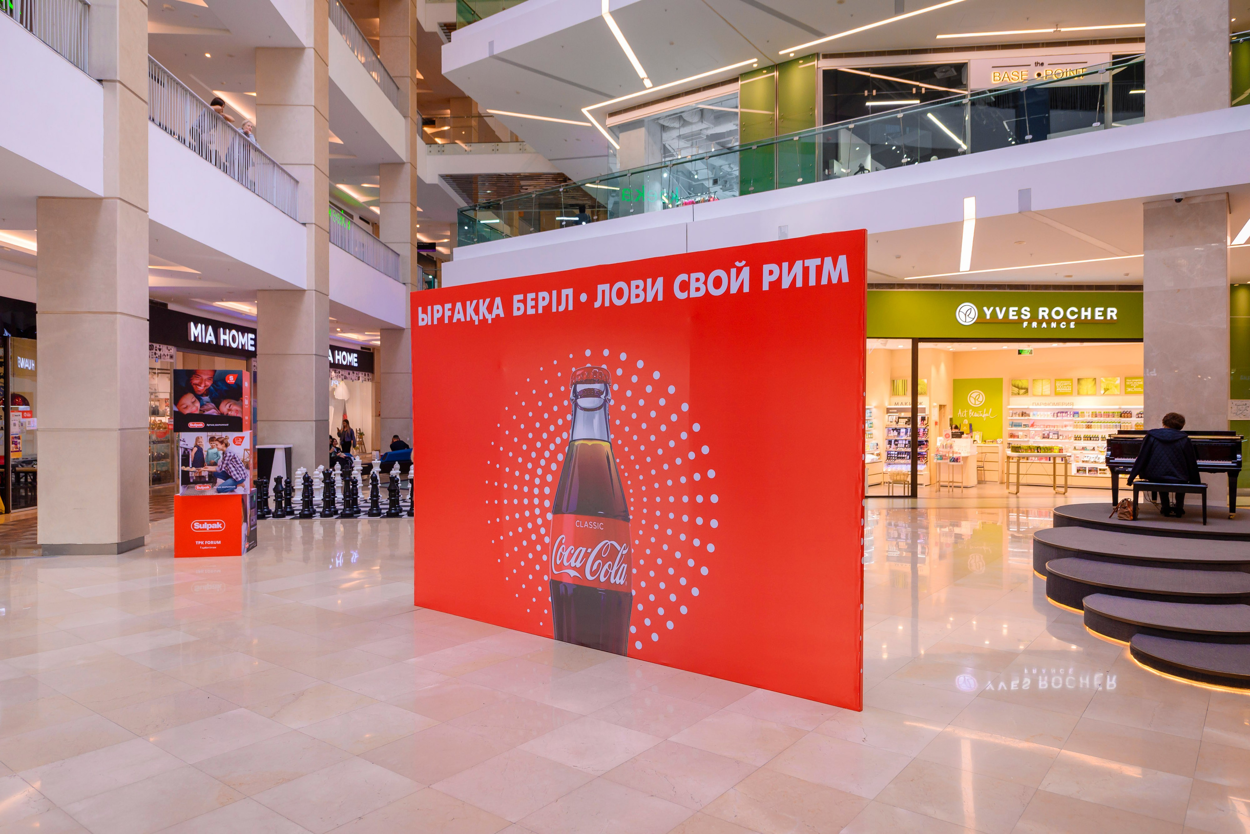 Инсталляция Coca-Cola в ТЦ Fоrum. Интерьерный и репортажный фотограф в Алматы