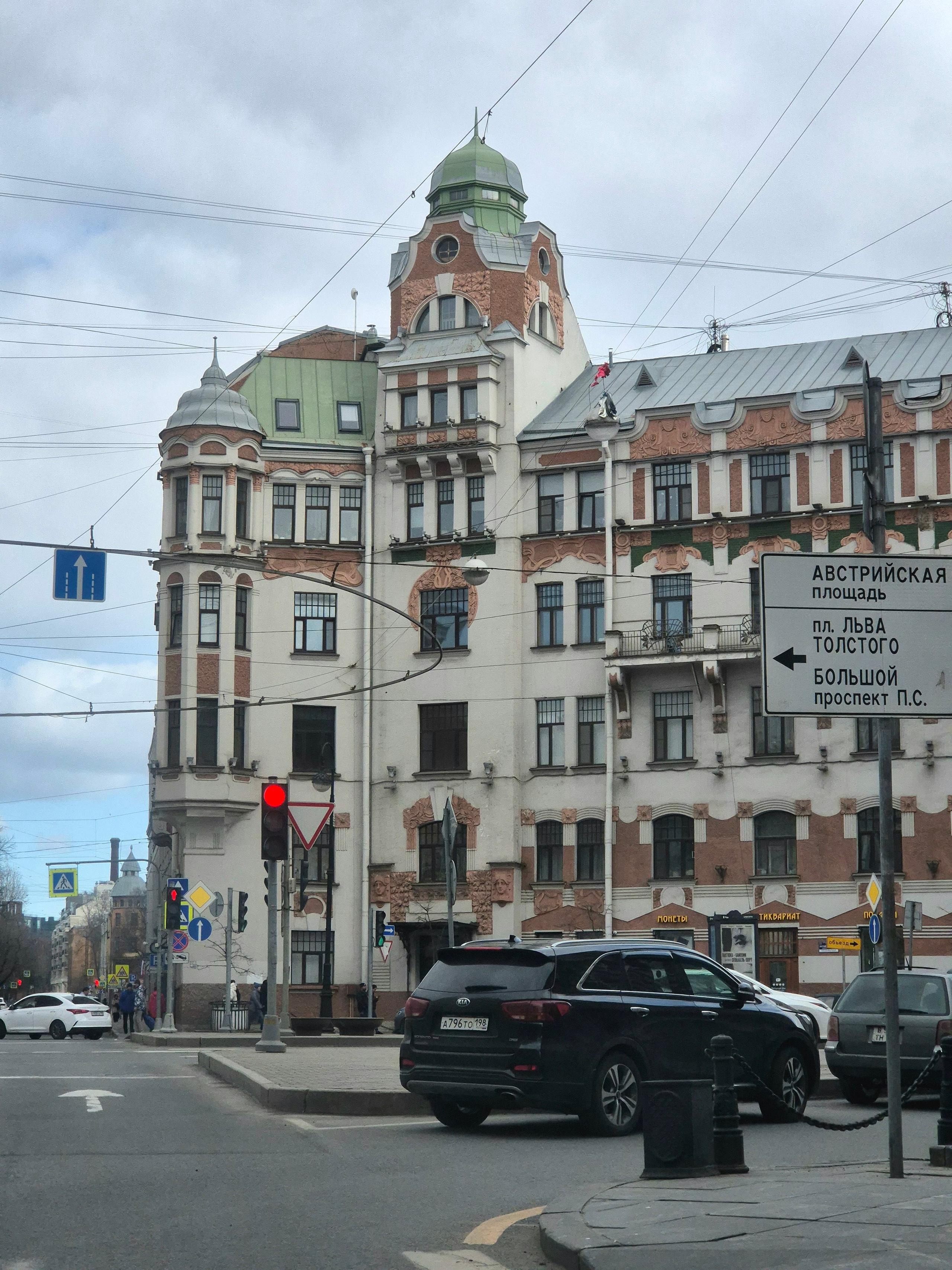 Тут то и подвезли корюшку. Свежую, крупную. Не удержался, взял аж 7 кг