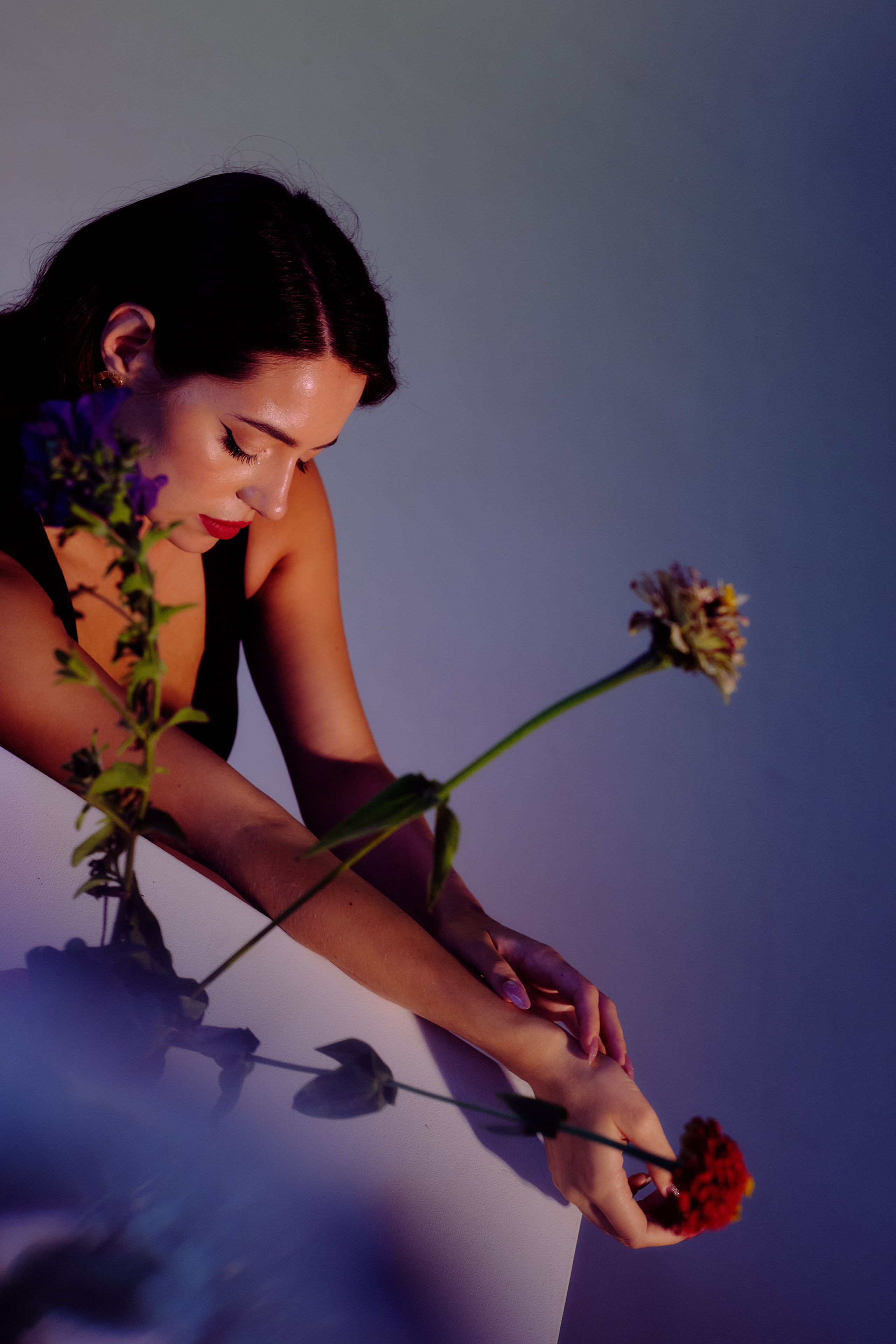 Индивидуальная съёмка в Твери, портреты я цветным светом, атмосферно, рефы с цветным светом