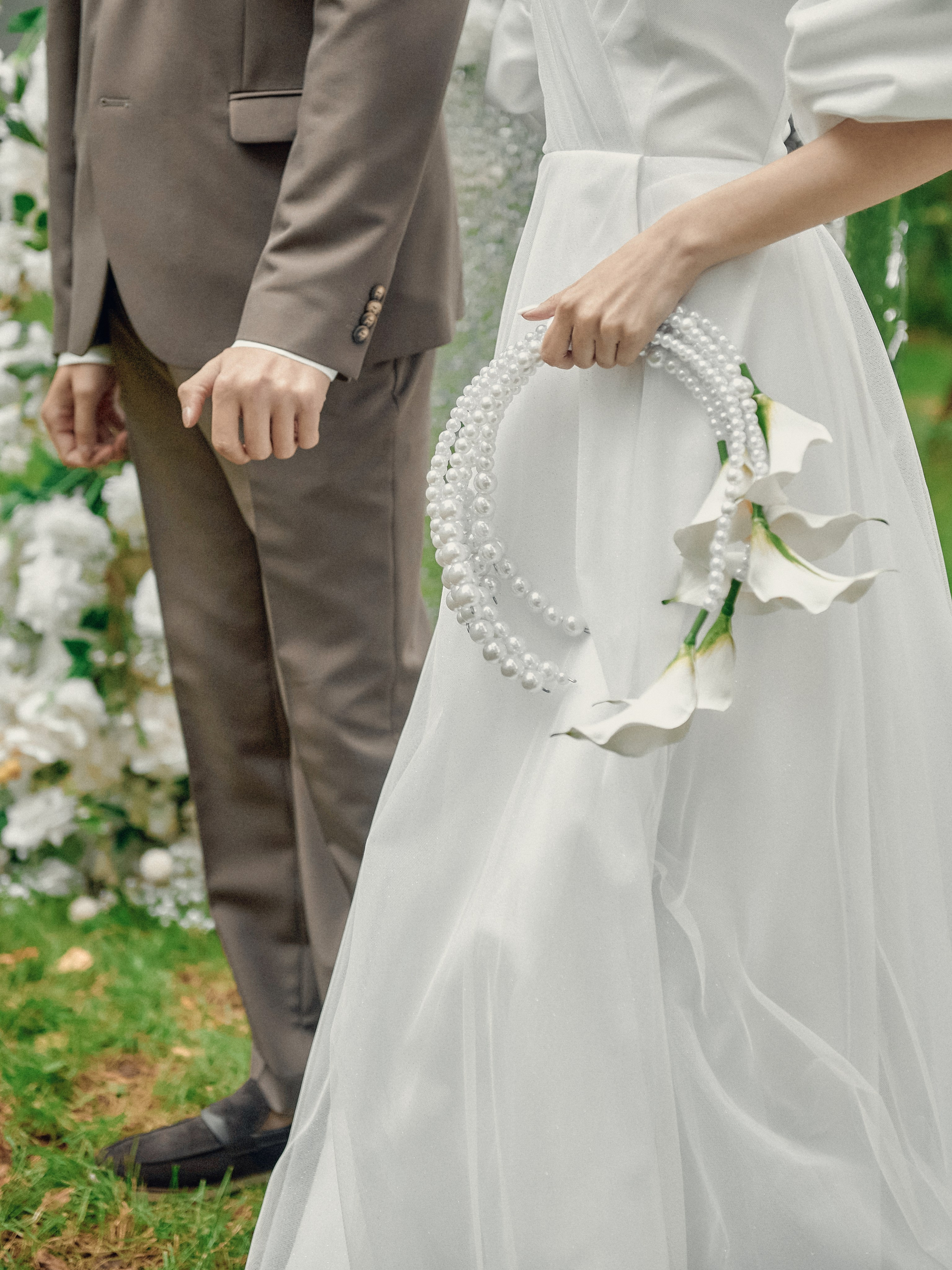 «Детали образа невесты с букетом на свадебной фотосессии в лесу»