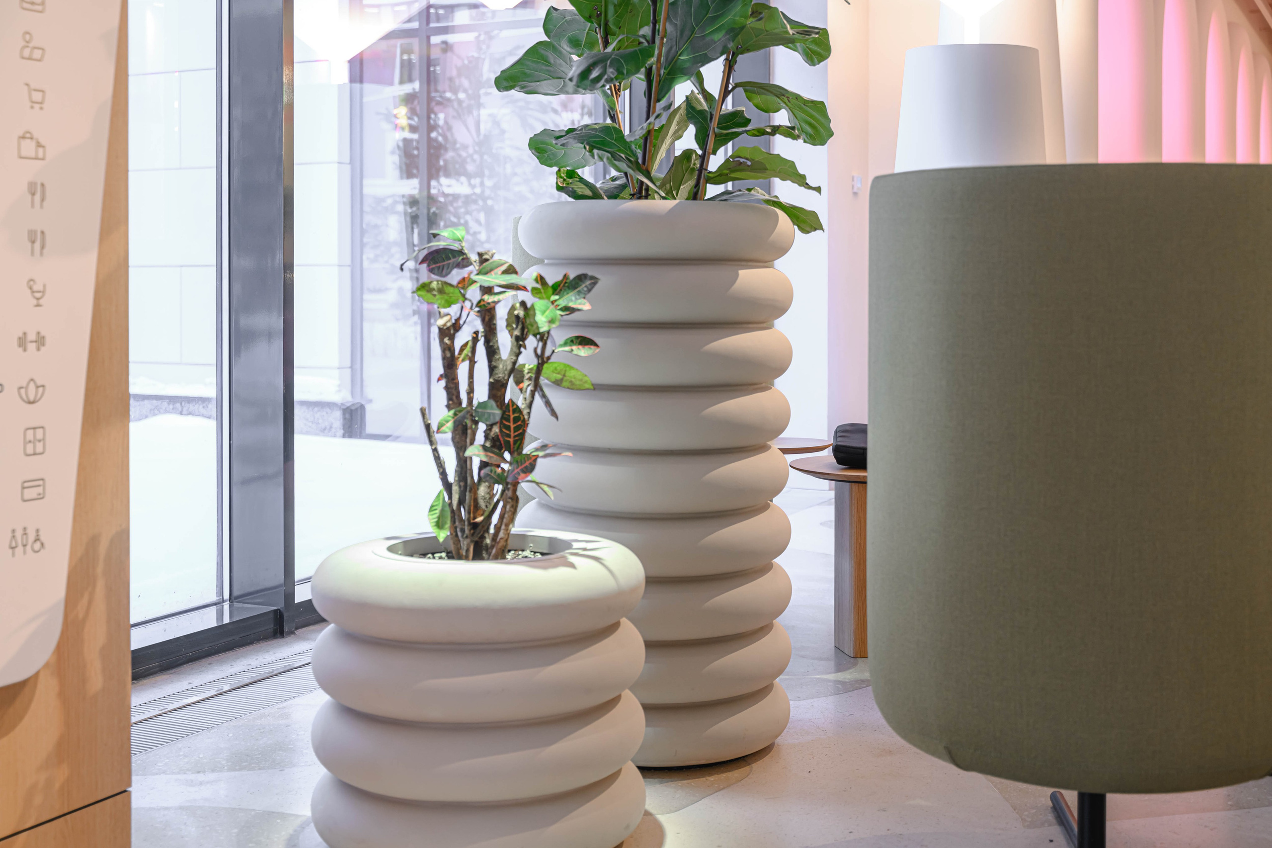 Фотосъемка мебели кофейни в холле аппартаментов Well. Интерьерный и репортажный фотограф в Санкт-Петербурге