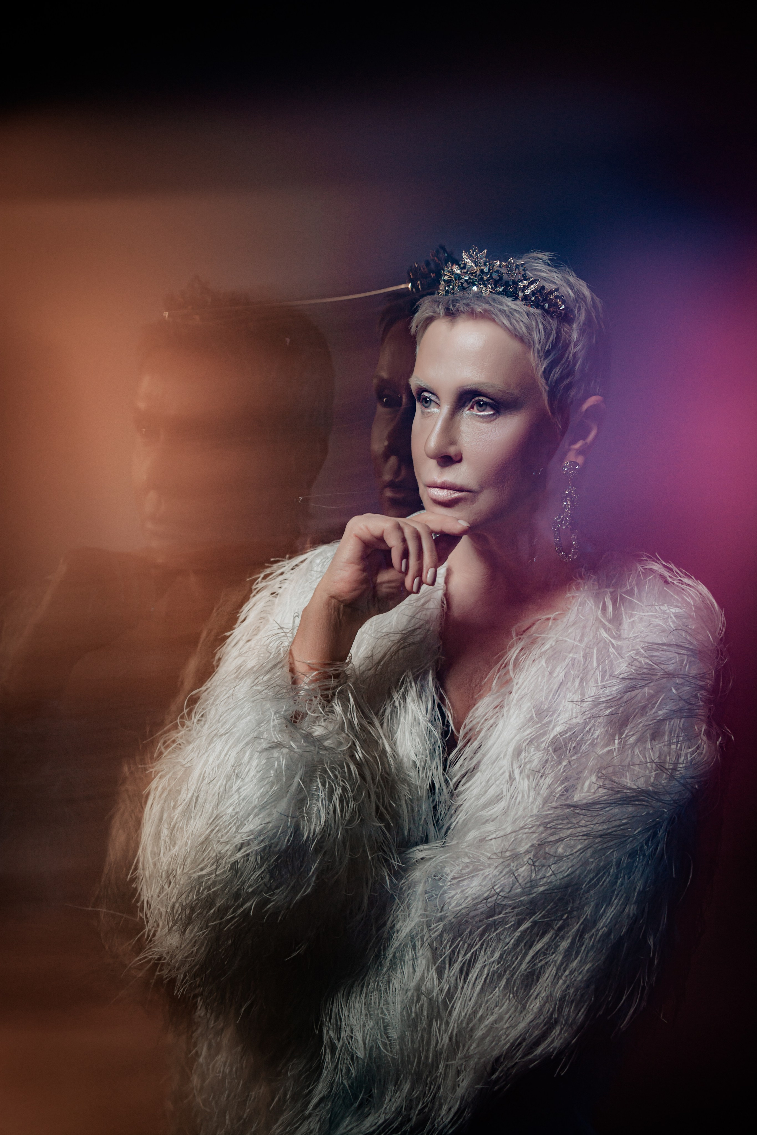 Женщина в белой шубе и ярких красках, фотосессия в смешанном свете, великолепная Снежная Королева