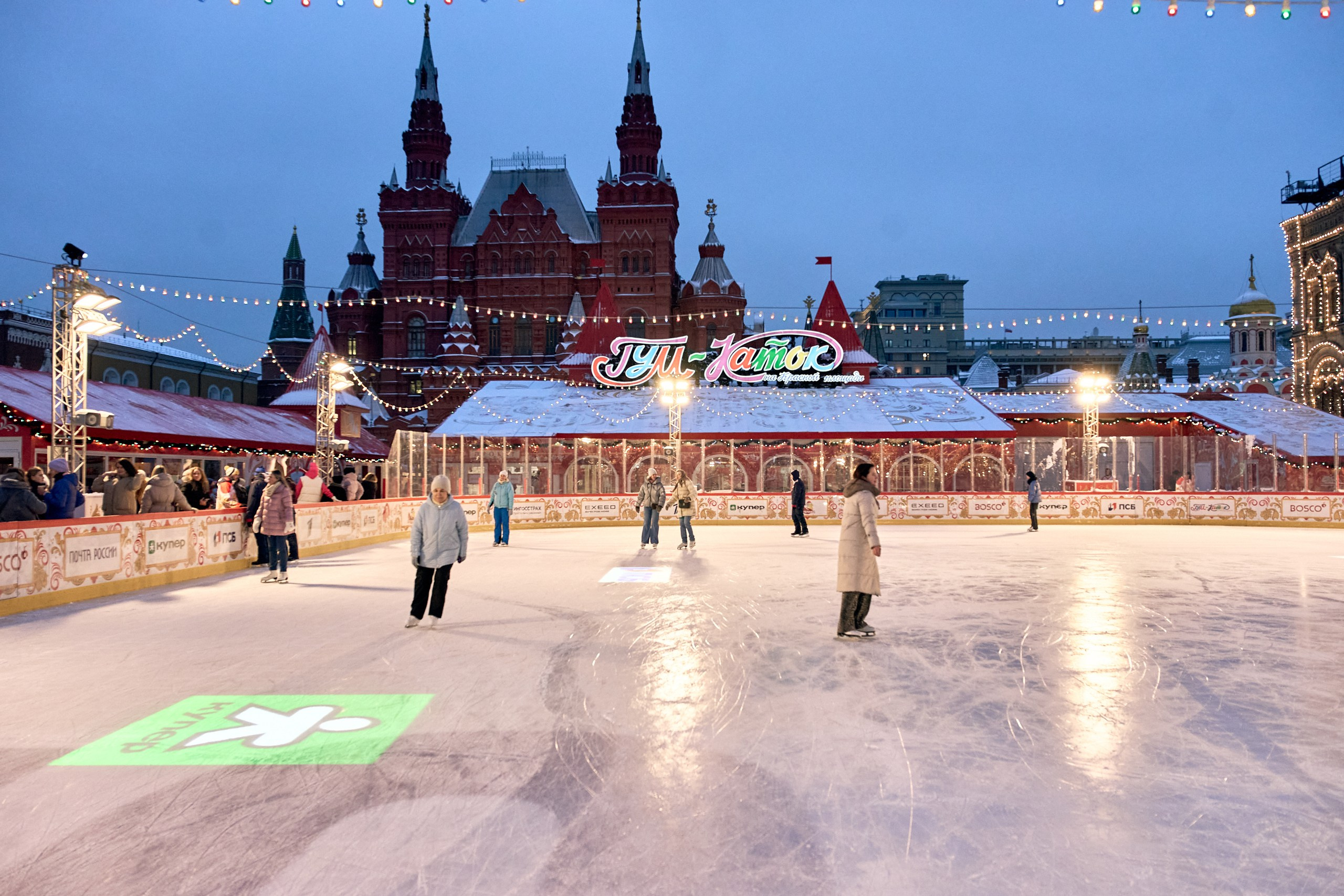 Корпоратив Avon на катке ГУМ. Контент-фотограф в Москве Тима Забабурин