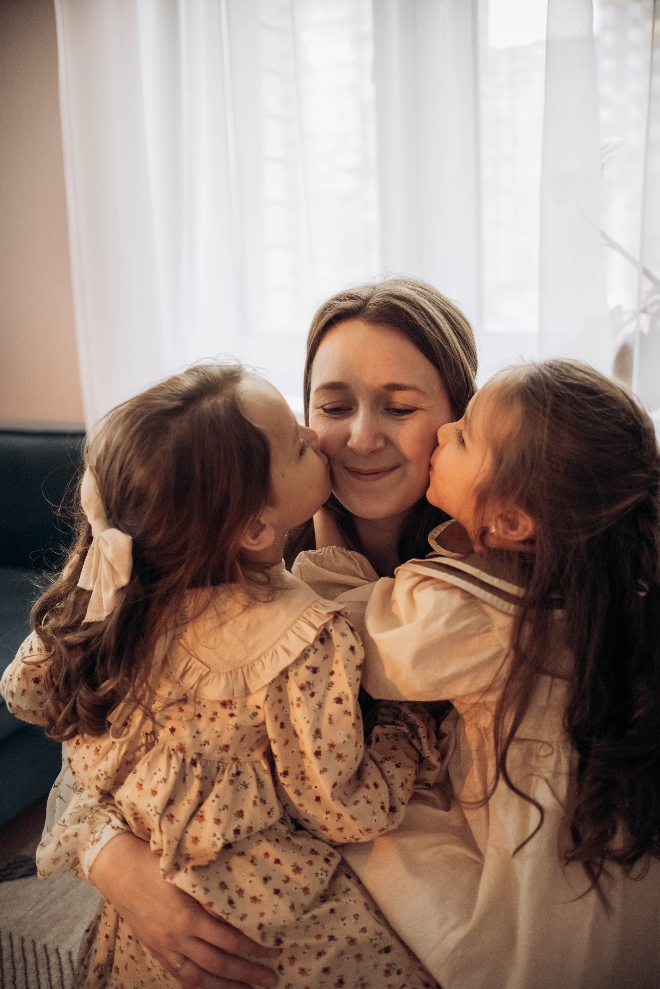 Домашняя фотосессия для мамы и дочек, с цветами, весной, к 8 марта. Семейный фотограф в Железнодорожном Масаева Елена