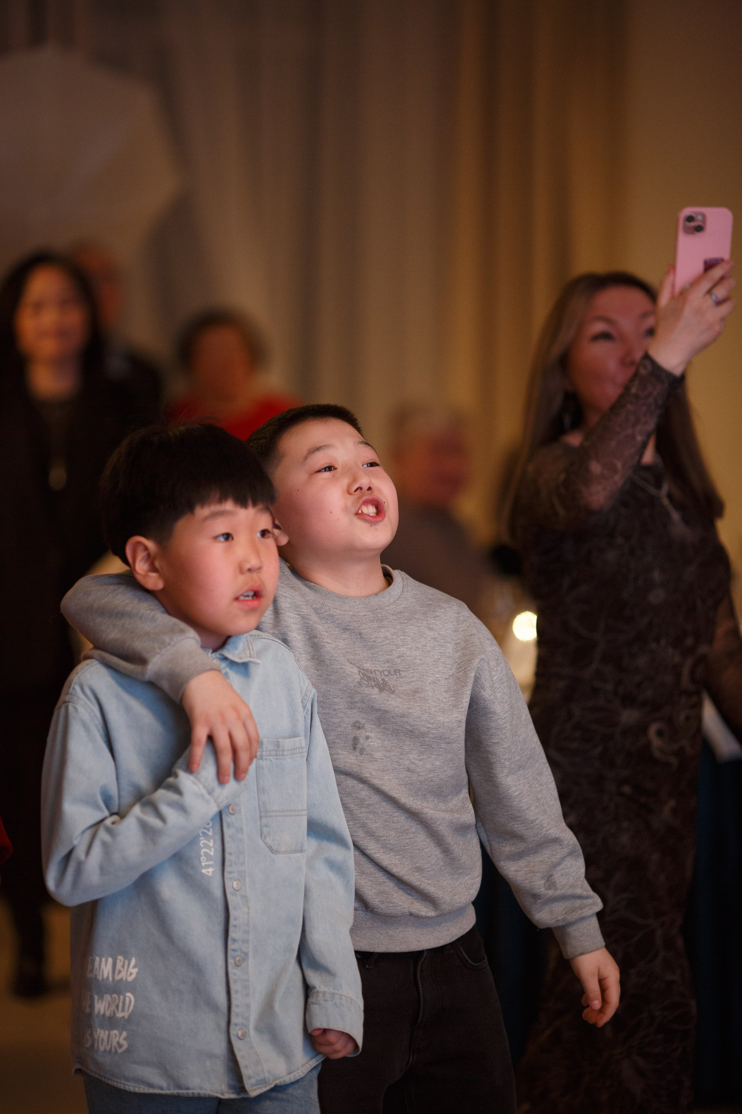 День рождения Любови в ресторане «Бурятия» — фотоотчёт праздника. Репортажный фотограф на дни рождения и юбилеи в Улан-Удэ — Алексей Раднаев