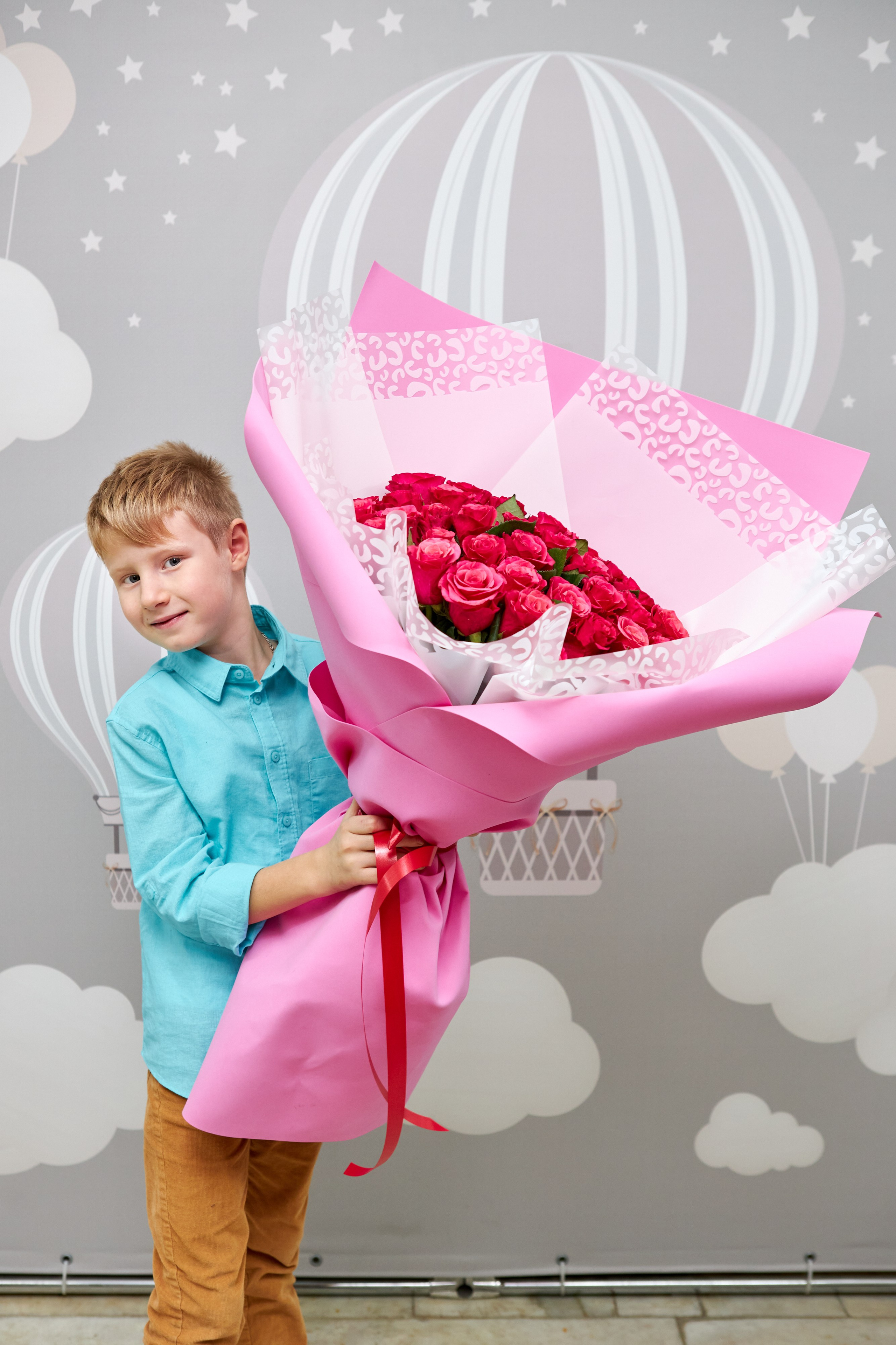 Фотосъемка выписки из роддома по мотивам Алисы в стране чудес